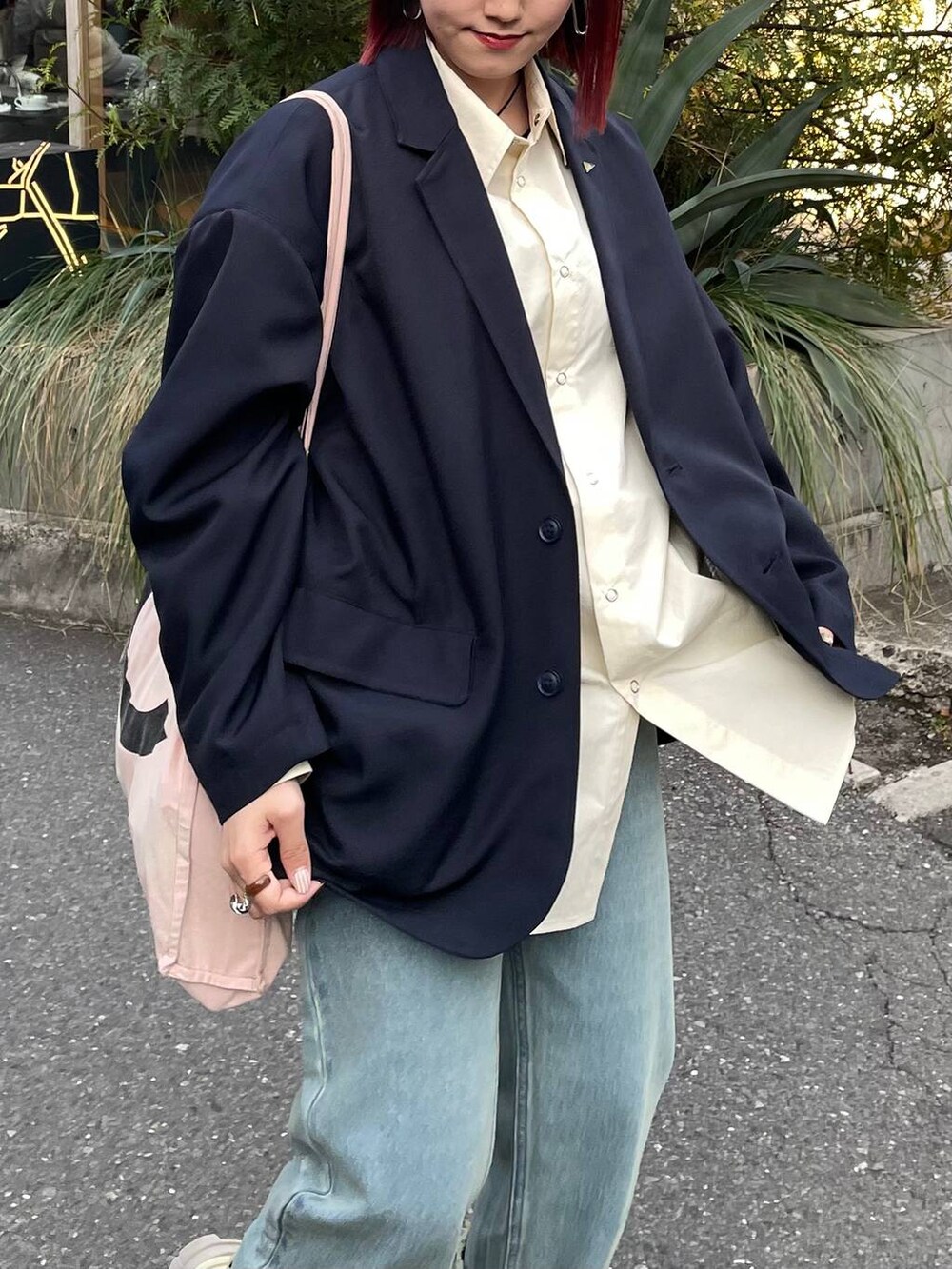 ブルー系のテーラードジャケット、ベージュ系のシャツ/ブラウス、ブルー系のデニムパンツを着用したレディースの春コーディネートの5枚目の写真