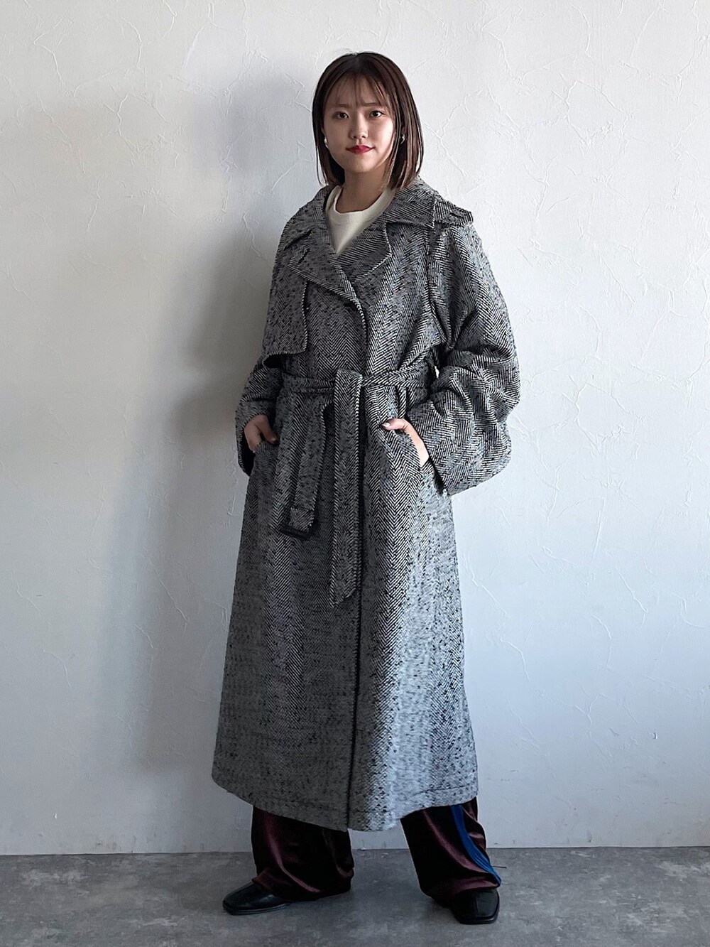 その他のジャケット/アウター、ブラウン系のその他パンツ、ブラック系のブーツを着用したレディースの秋コーディネートの5枚目の写真