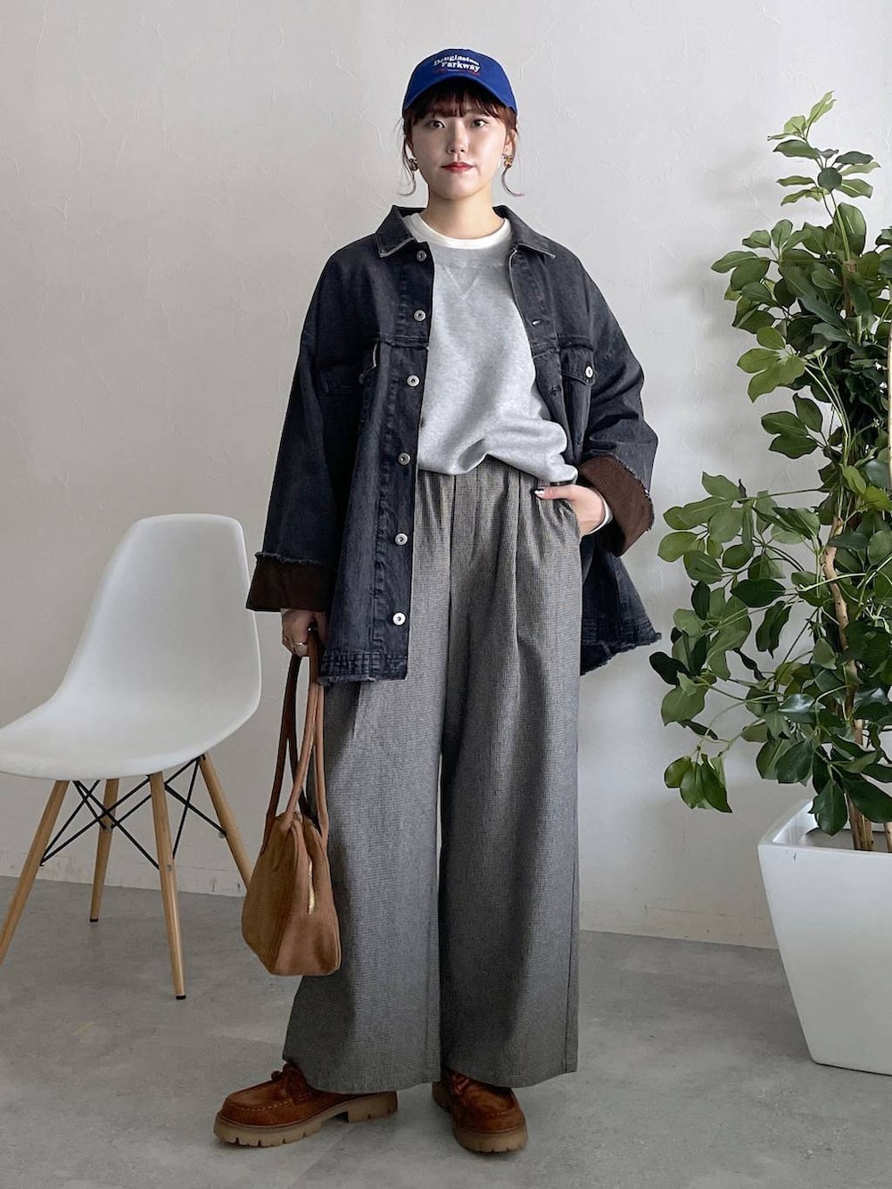 ブラック系のデニムジャケット、その他のその他パンツ、ホワイト系のTシャツ/カットソーを着用したレディースの秋コーディネートの7枚目の写真