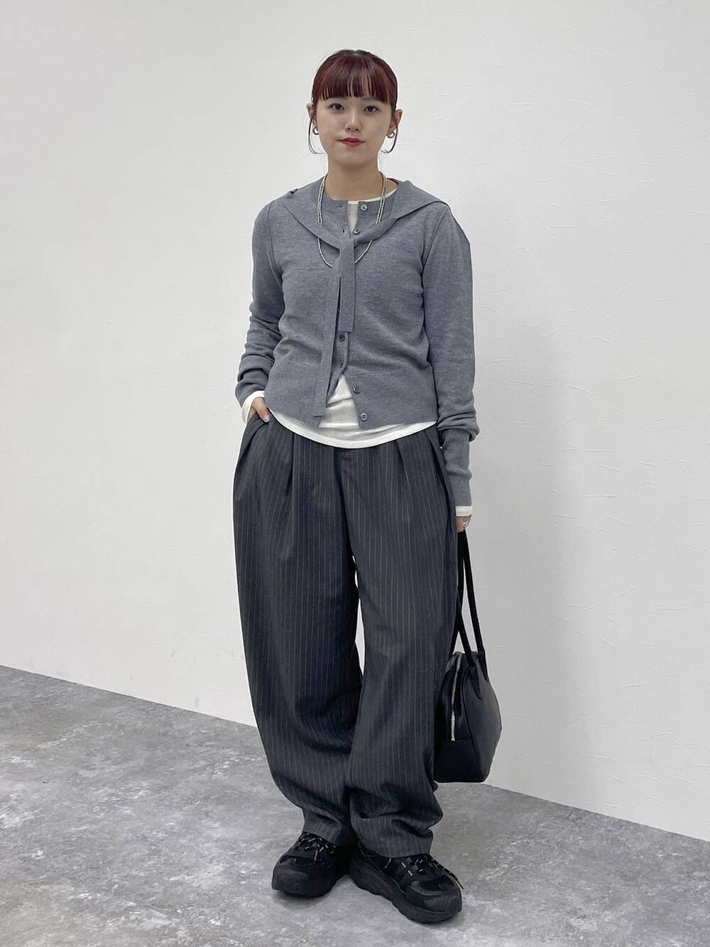 ホワイト系のTシャツ/カットソーを着用したレディースの秋コーディネートの4枚目の写真