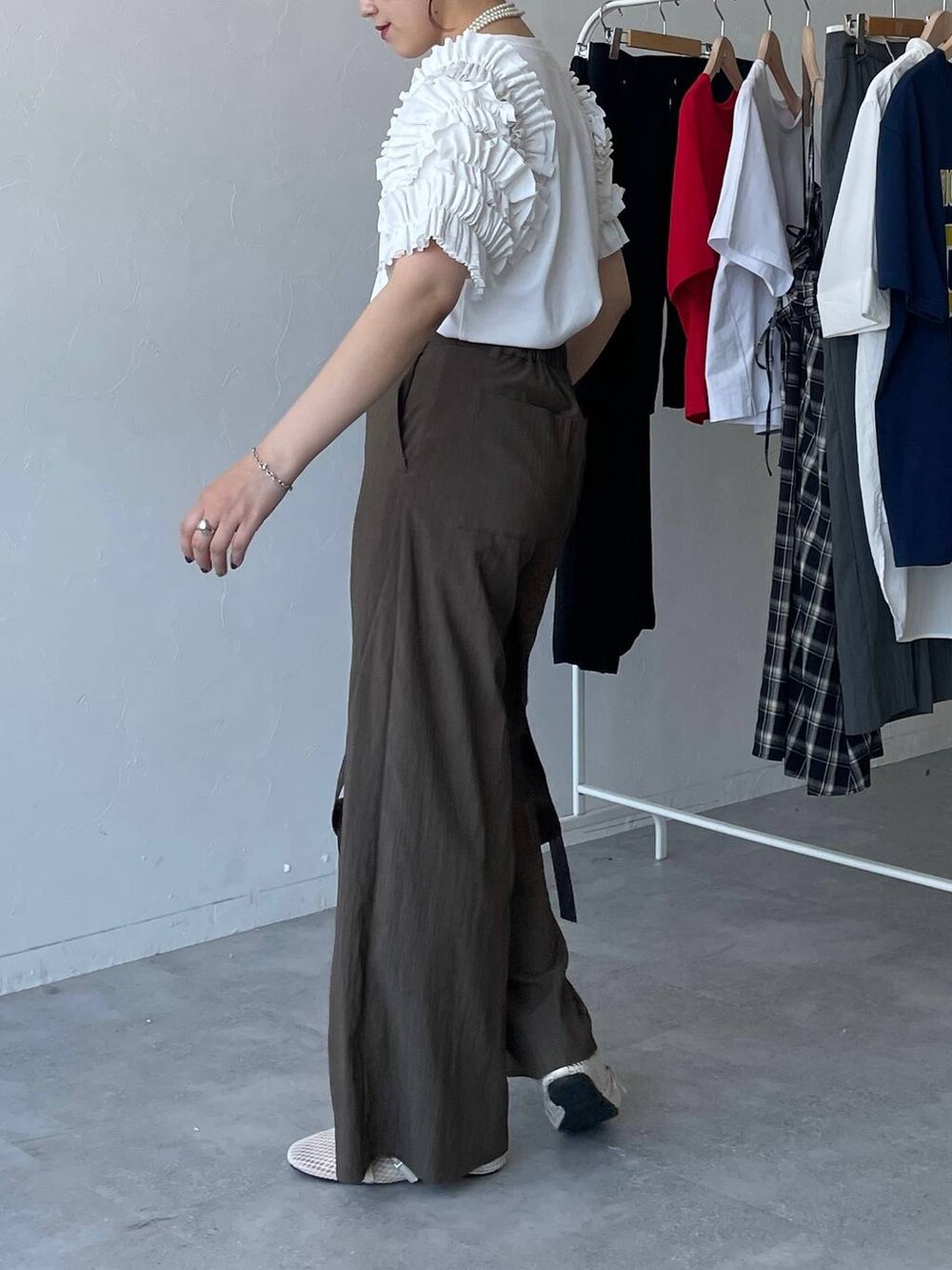 ブラウン系のショルダーバッグ、ホワイト系のTシャツ/カットソー、ブラウン系のその他パンツを着用したレディースの夏コーディネートの4枚目の写真