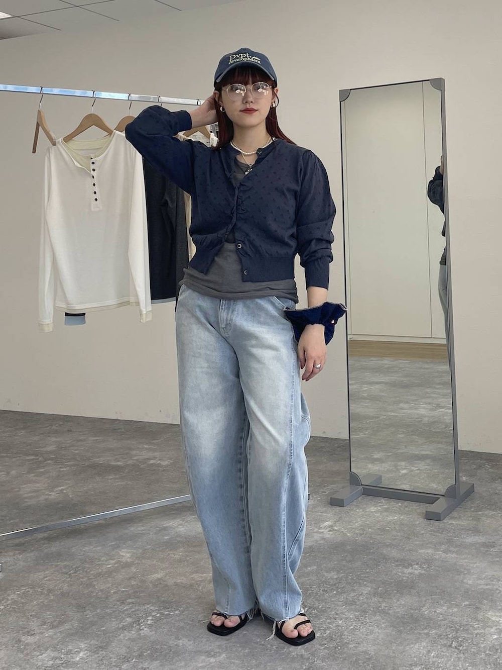 ブルー系のカーディガン/ボレロ、ブルー系のデニムパンツを着用したレディースの春コーディネートの6枚目の写真