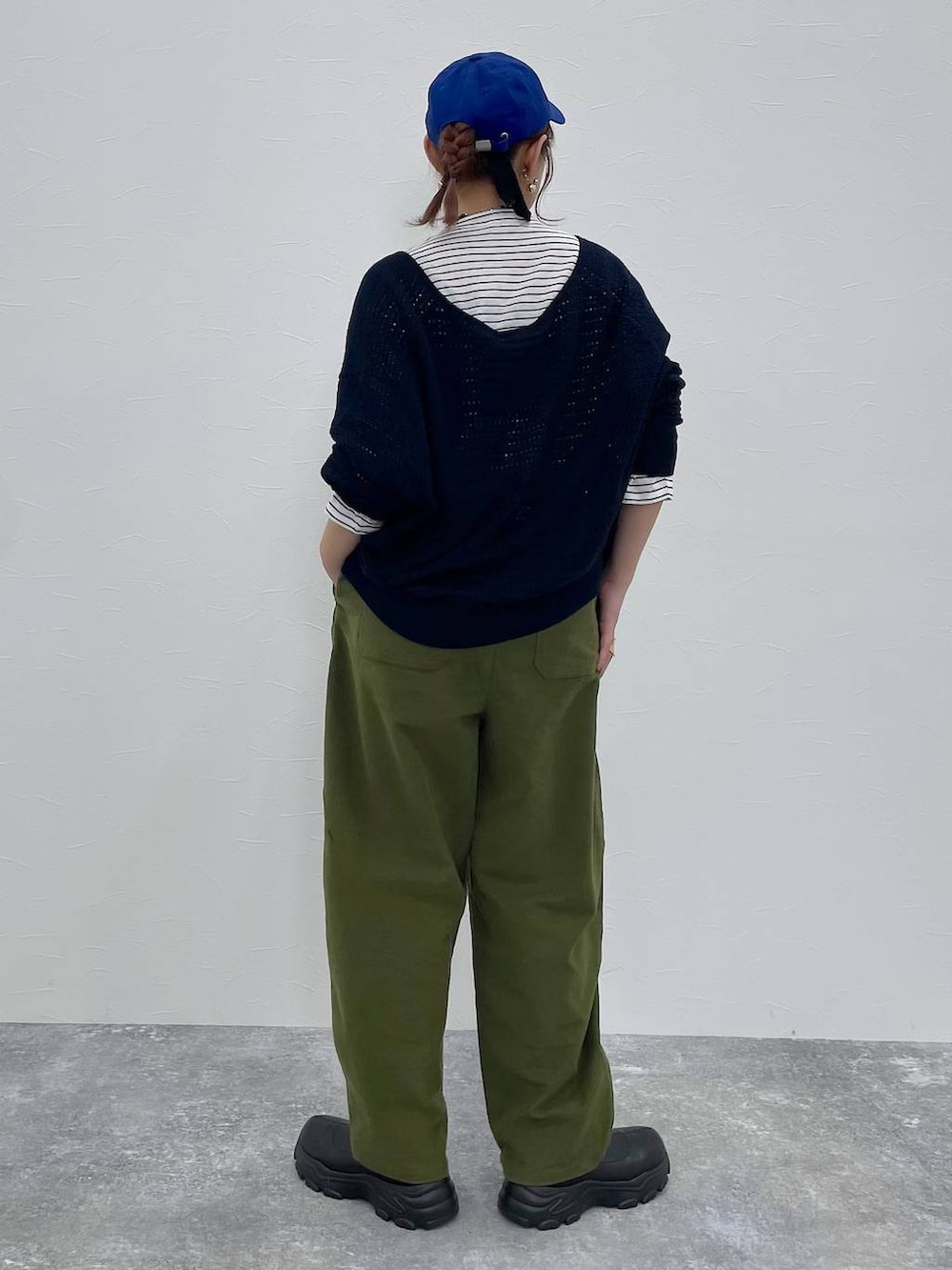 グリーン系のその他パンツ、ブラック系のブーツ、その他のTシャツ/カットソーを着用したレディースの秋コーディネートの3枚目の写真