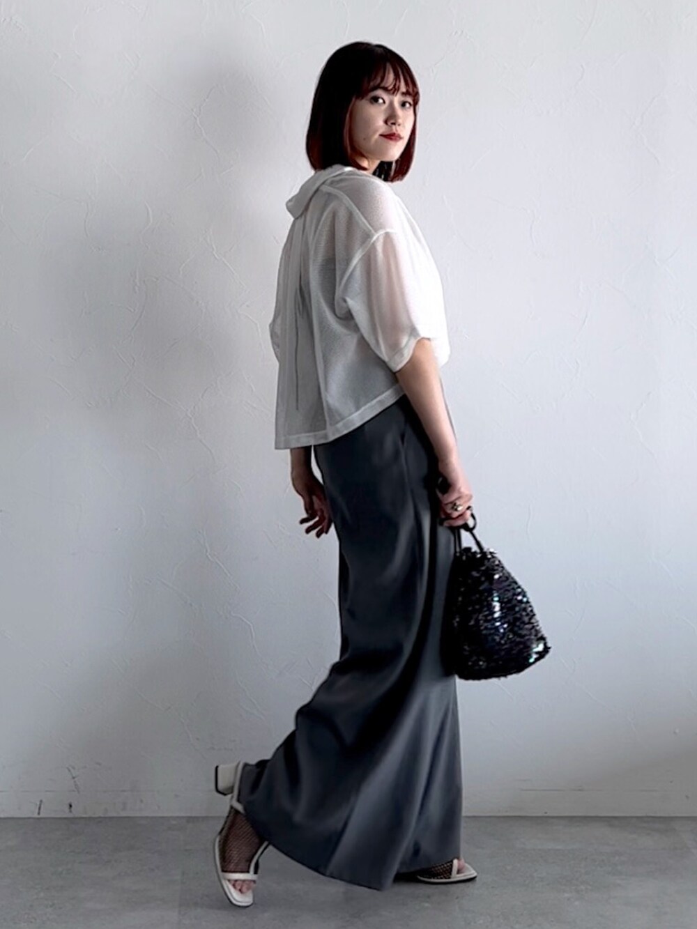 ホワイト系のシャツ/ブラウス、ブラック系のショルダーバッグ、ホワイト系のサンダルを着用したレディースの春コーディネートの4枚目の写真