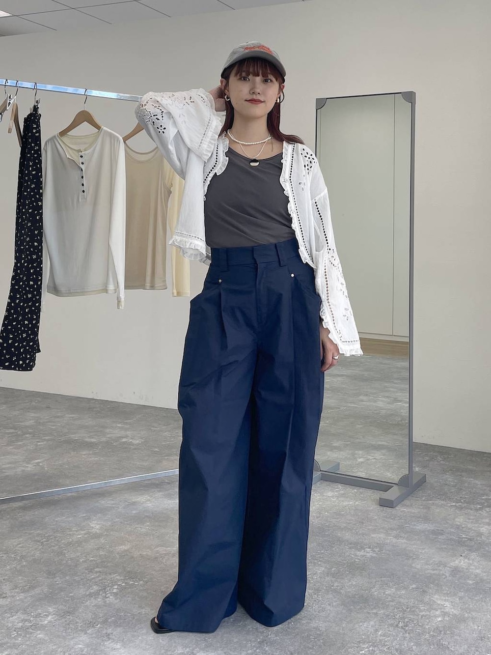 ホワイト系のシャツ/ブラウス、ブルー系のチノパンツを着用したレディースの春コーディネートの6枚目の写真