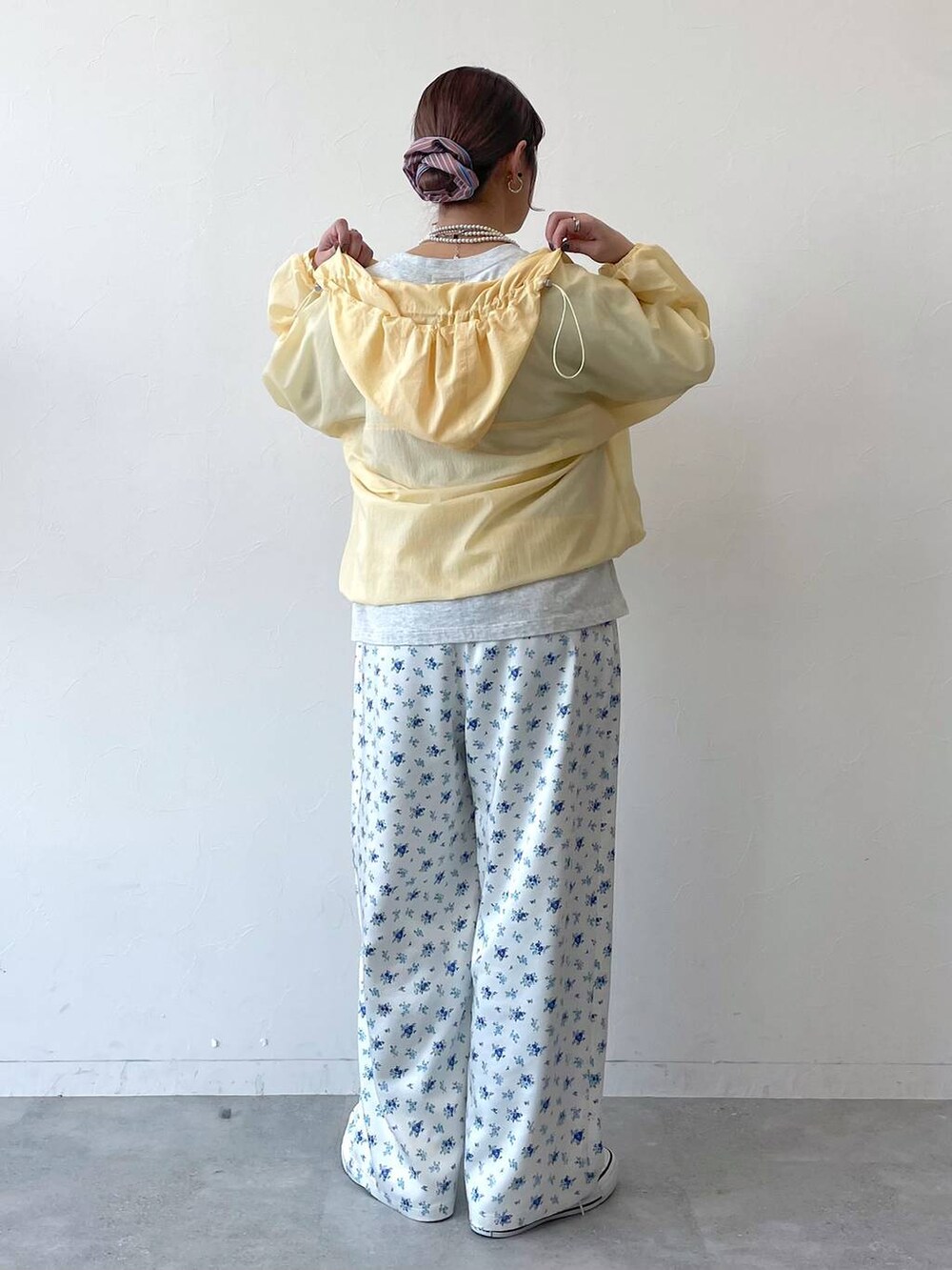 ホワイト系のその他パンツを着用したレディースの春コーディネートの3枚目の写真