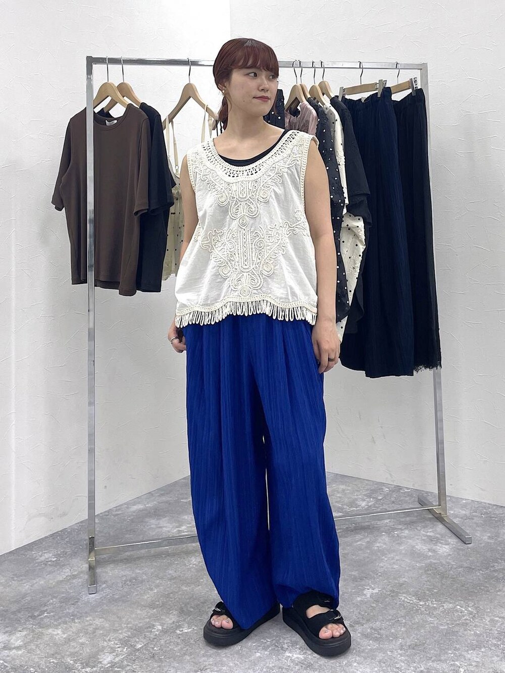 ベージュ系のシャツ/ブラウス、ブルー系のその他パンツ、ブラック系のサンダルを着用したレディースの夏コーディネートの5枚目の写真