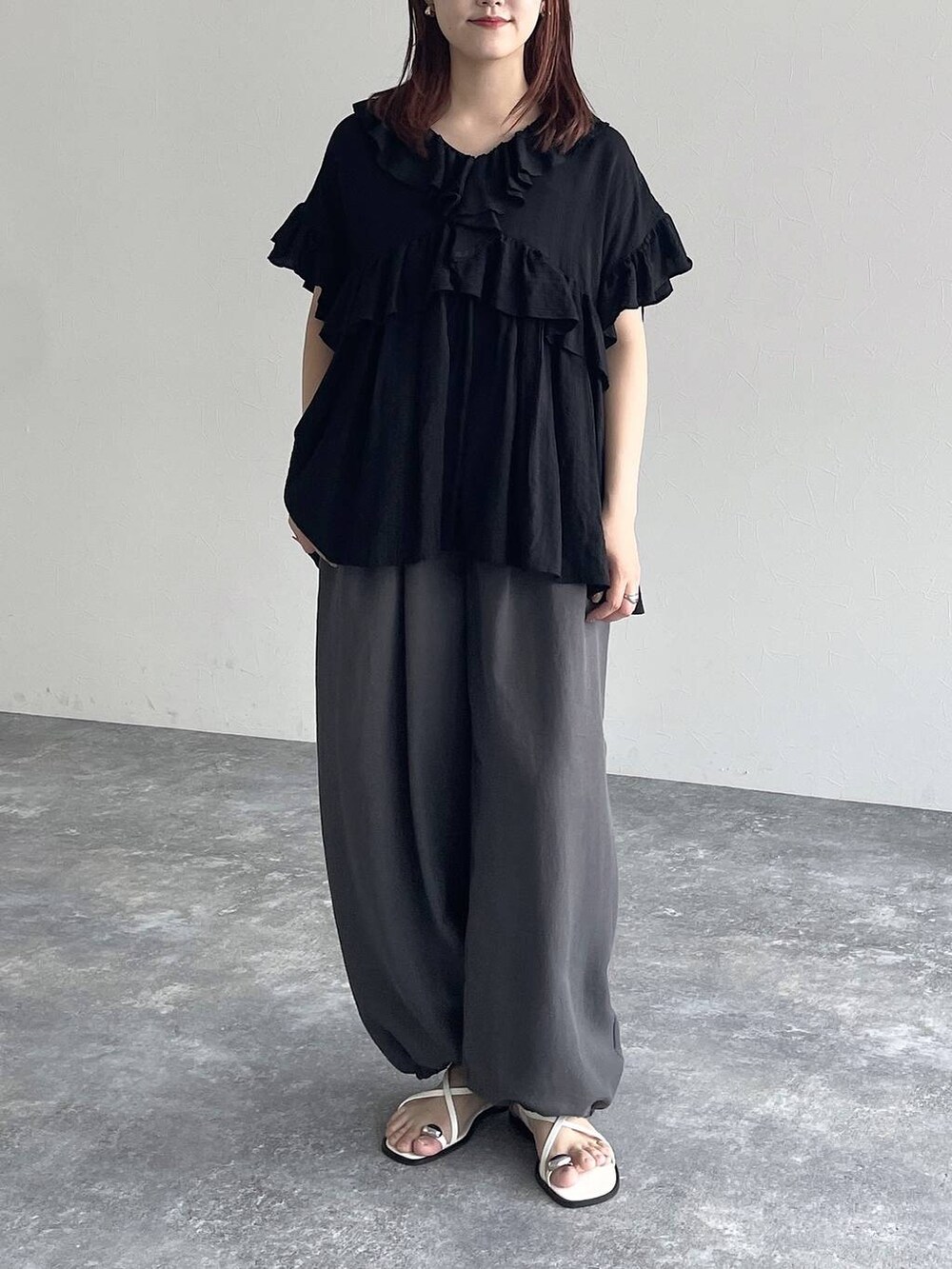 ブラック系のシャツ/ブラウス、グレー系のその他パンツを着用したレディースの夏コーディネートの5枚目の写真