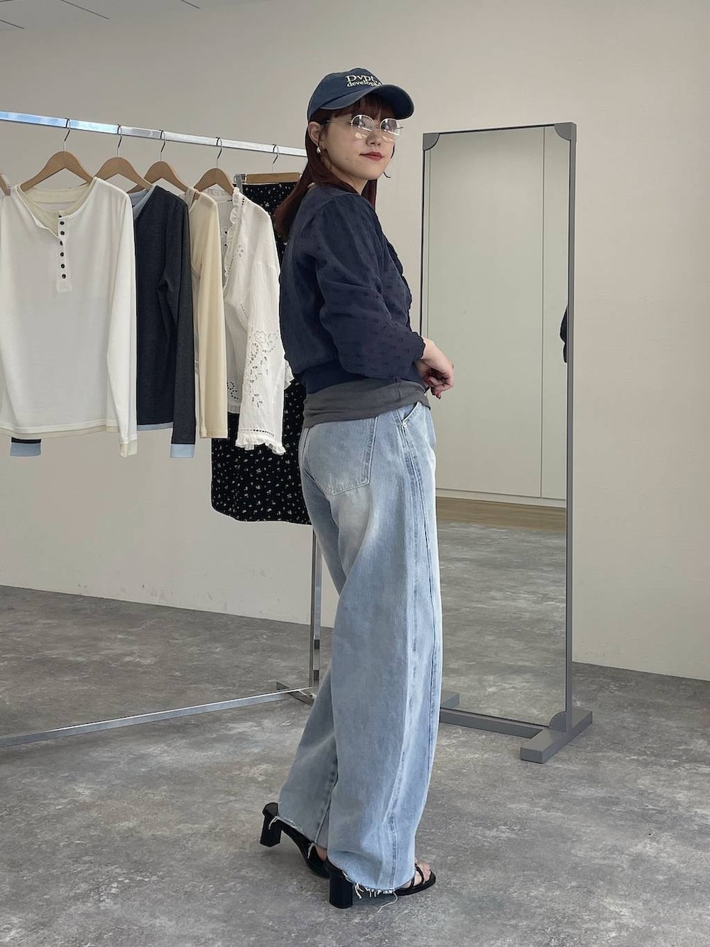 ブルー系のカーディガン/ボレロ、ブルー系のデニムパンツを着用したレディースの春コーディネートの3枚目の写真