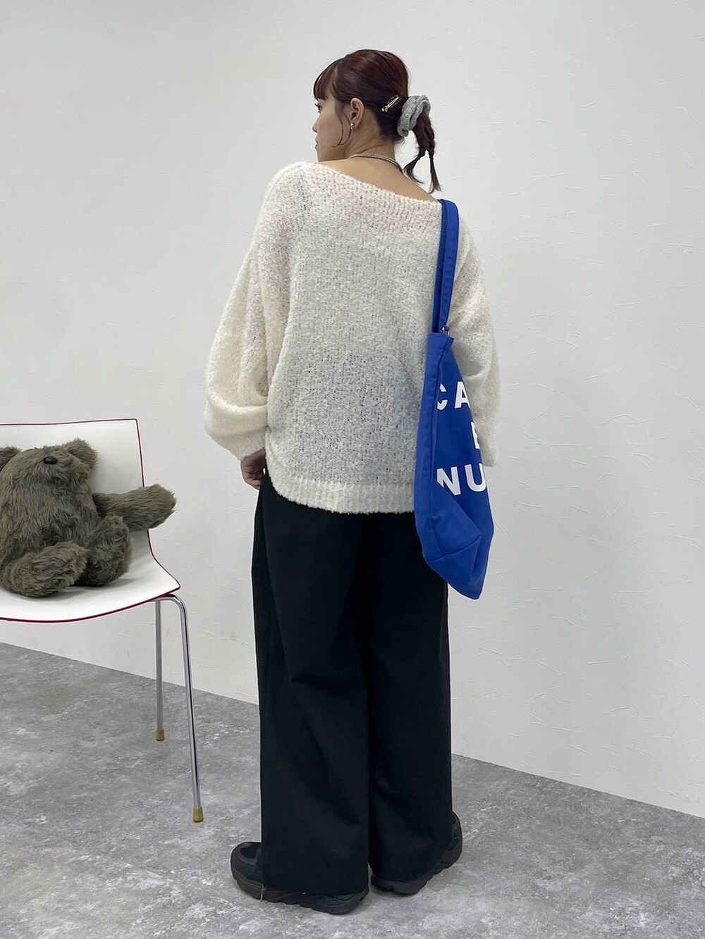 ブラック系のその他パンツ、ベージュ系のニット/セーターを着用したレディースの秋コーディネートの2枚目の写真