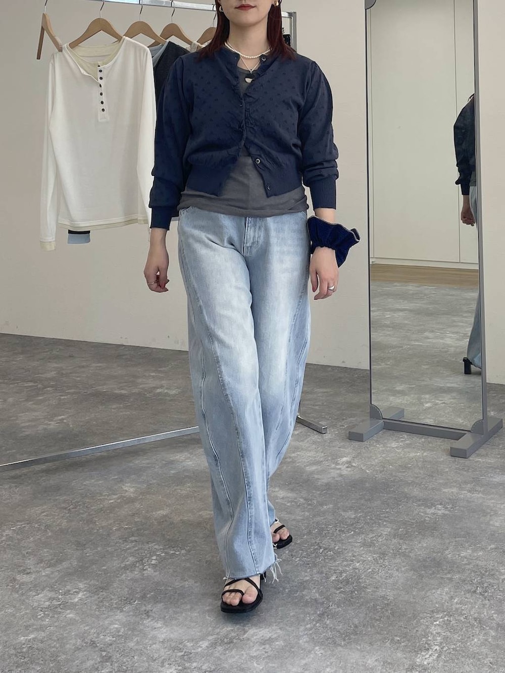 ブルー系のカーディガン/ボレロ、ブルー系のデニムパンツを着用したレディースの春コーディネートの2枚目の写真