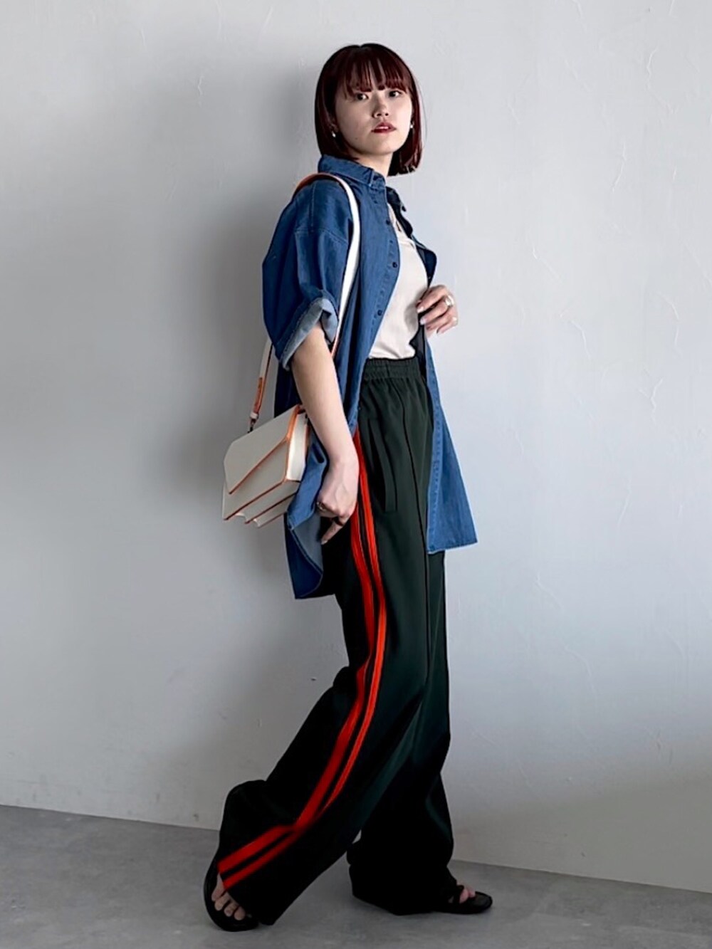 グリーン系のスウェットパンツ、ブルー系のシャツ/ブラウス、ベージュ系のタンクトップを着用したレディースの夏コーディネートの2枚目の写真