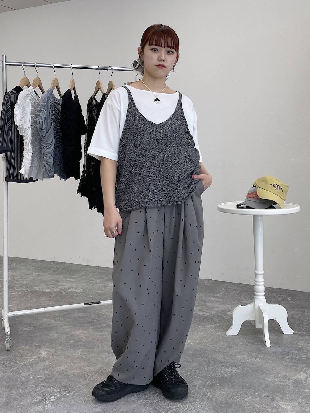 グレー系のベスト、ホワイト系のTシャツ/カットソーを着用したレディースの春コーディネートの6枚目の写真