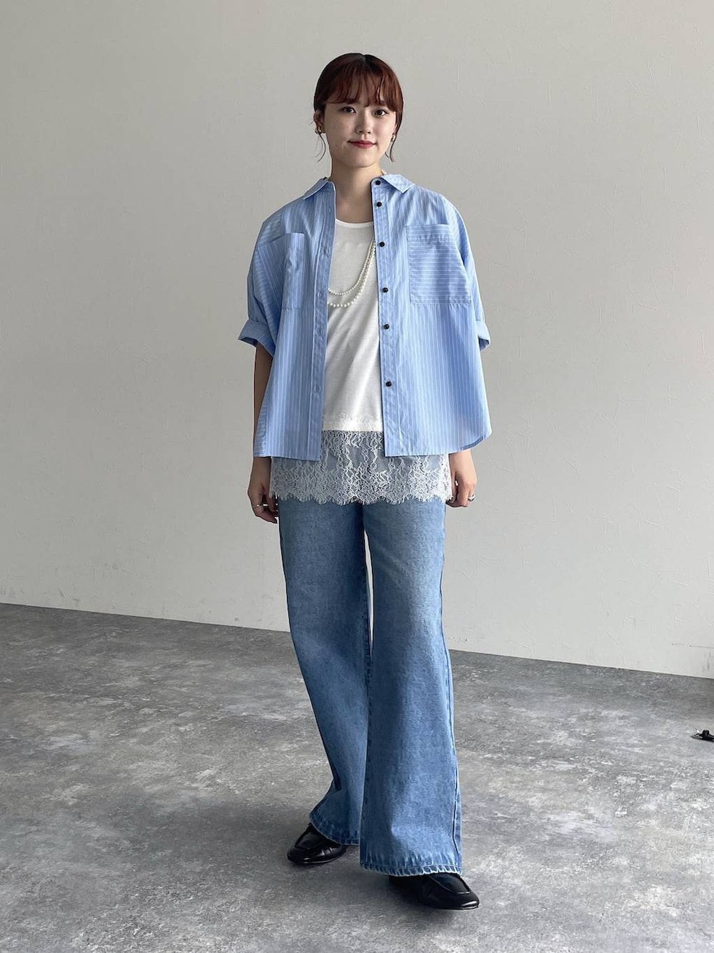 ブルー系のデニムパンツ、ブルー系のシャツ/ブラウス、ホワイト系のTシャツ/カットソーを着用したレディースの夏コーディネートの2枚目の写真