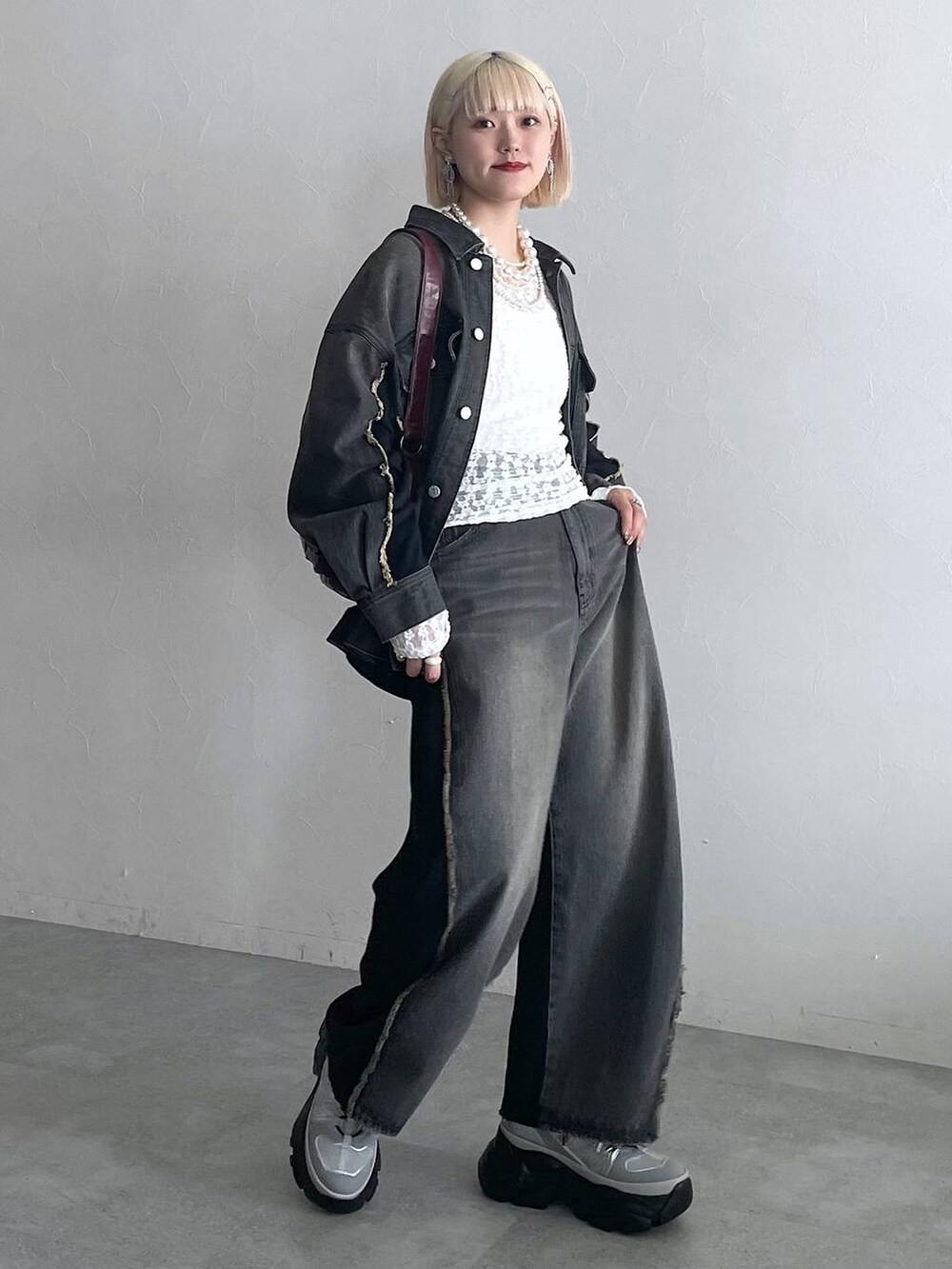 ホワイト系のTシャツ/カットソー、ブラック系のデニムパンツ、ブラック系のブルゾンを着用したレディースの夏コーディネートの3枚目の写真