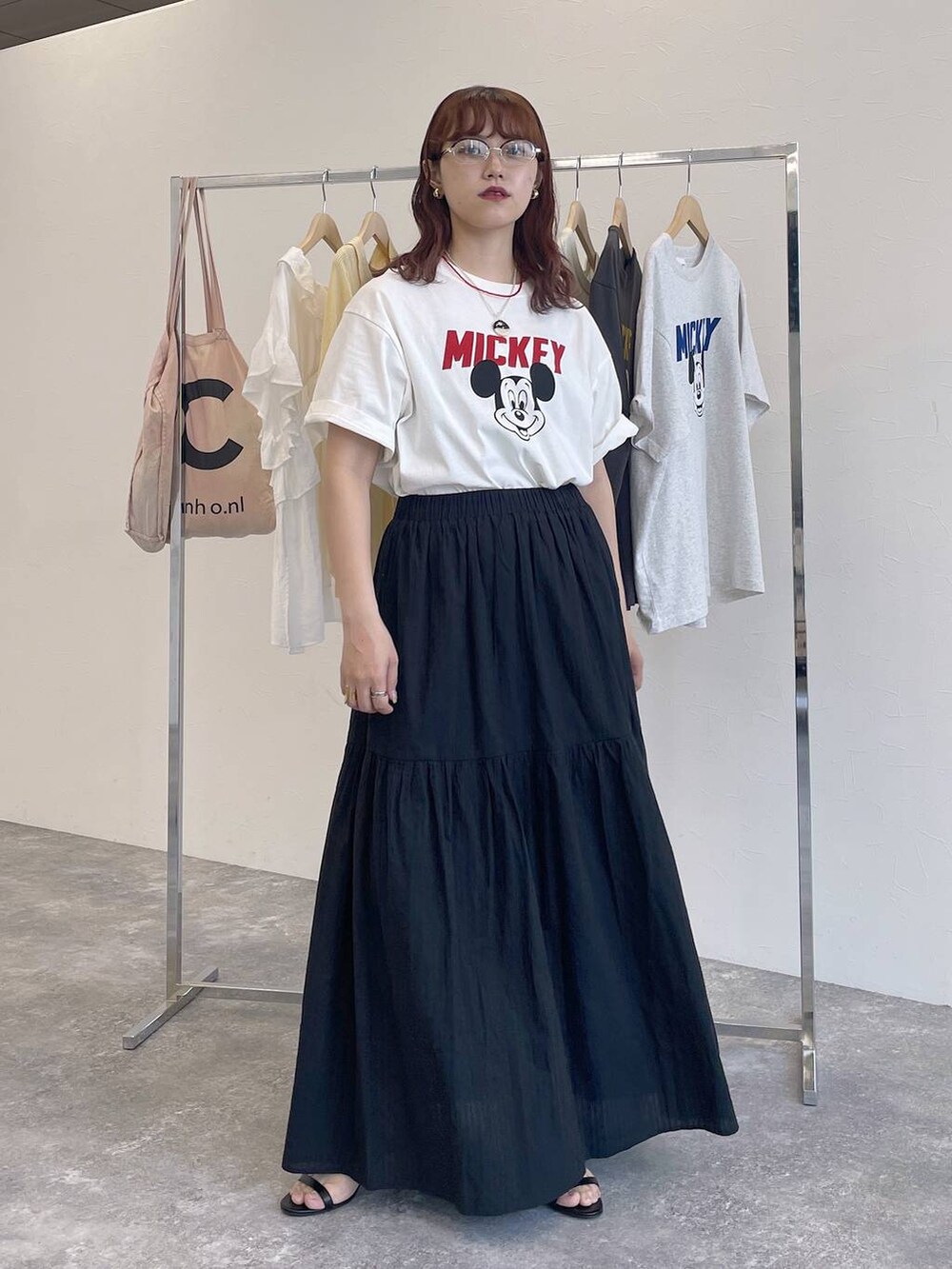 ホワイト系のTシャツ/カットソーを着用したレディースの夏コーディネートの7枚目の写真