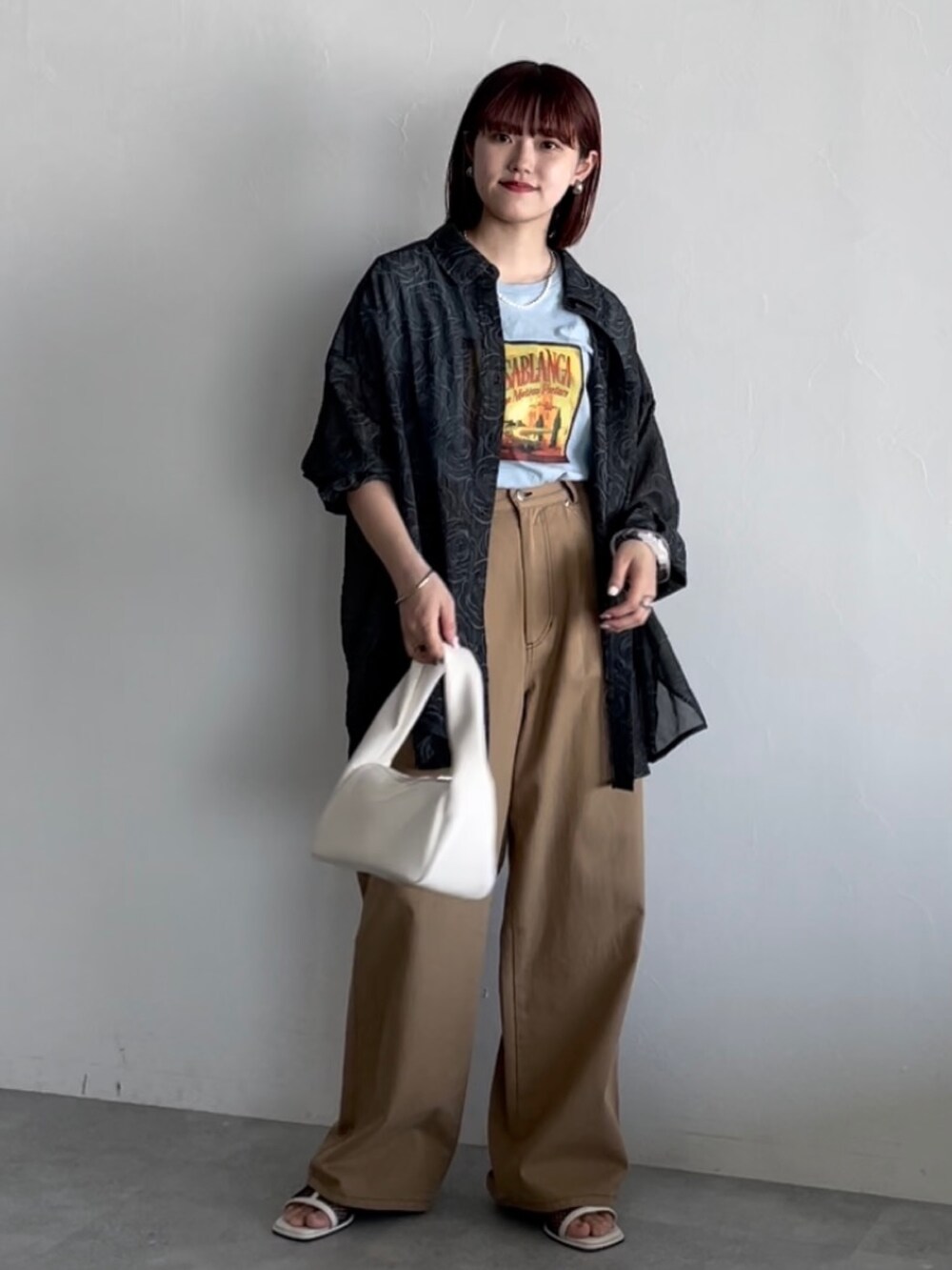 ブラック系のシャツ/ブラウス、ブルー系のTシャツ/カットソー、ベージュ系のその他パンツを着用したレディースの春コーディネートの5枚目の写真