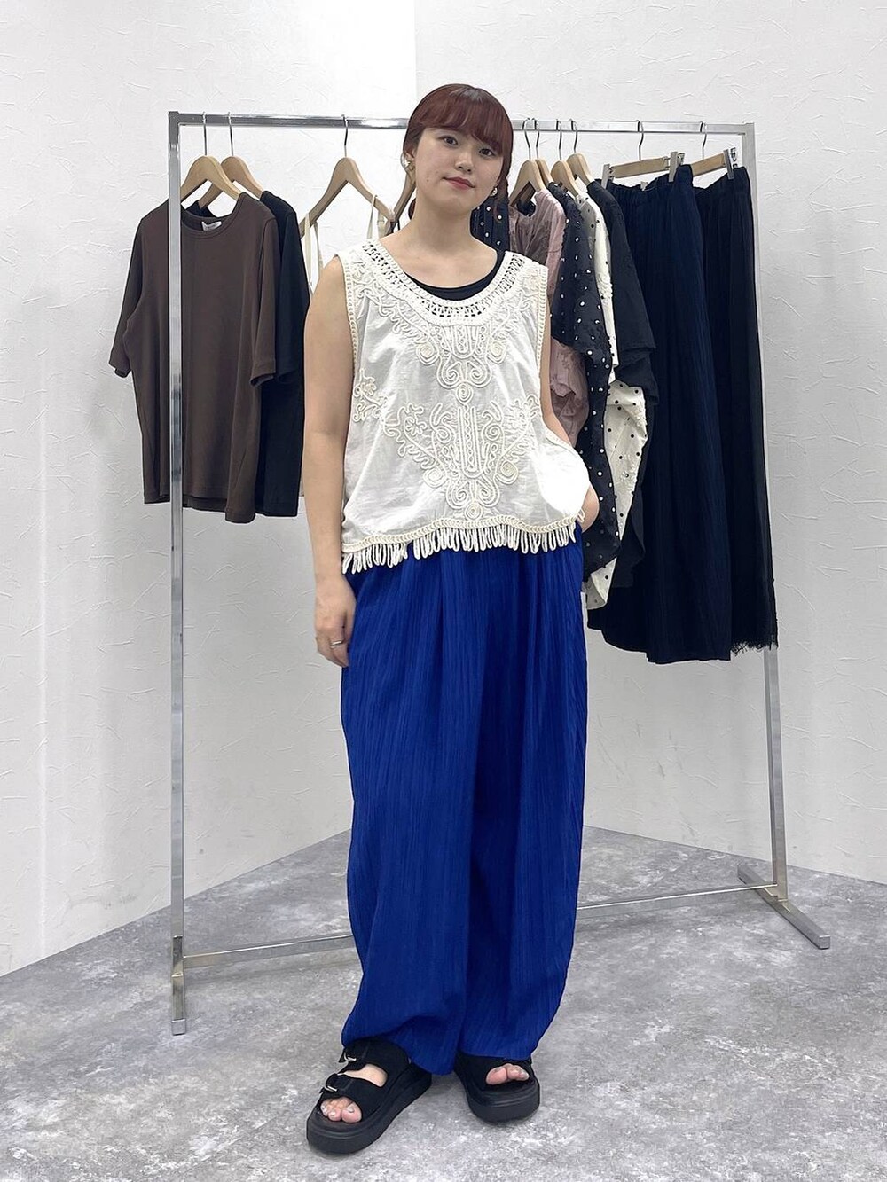 ベージュ系のシャツ/ブラウス、ブルー系のその他パンツ、ブラック系のサンダルを着用したレディースの夏コーディネートの4枚目の写真
