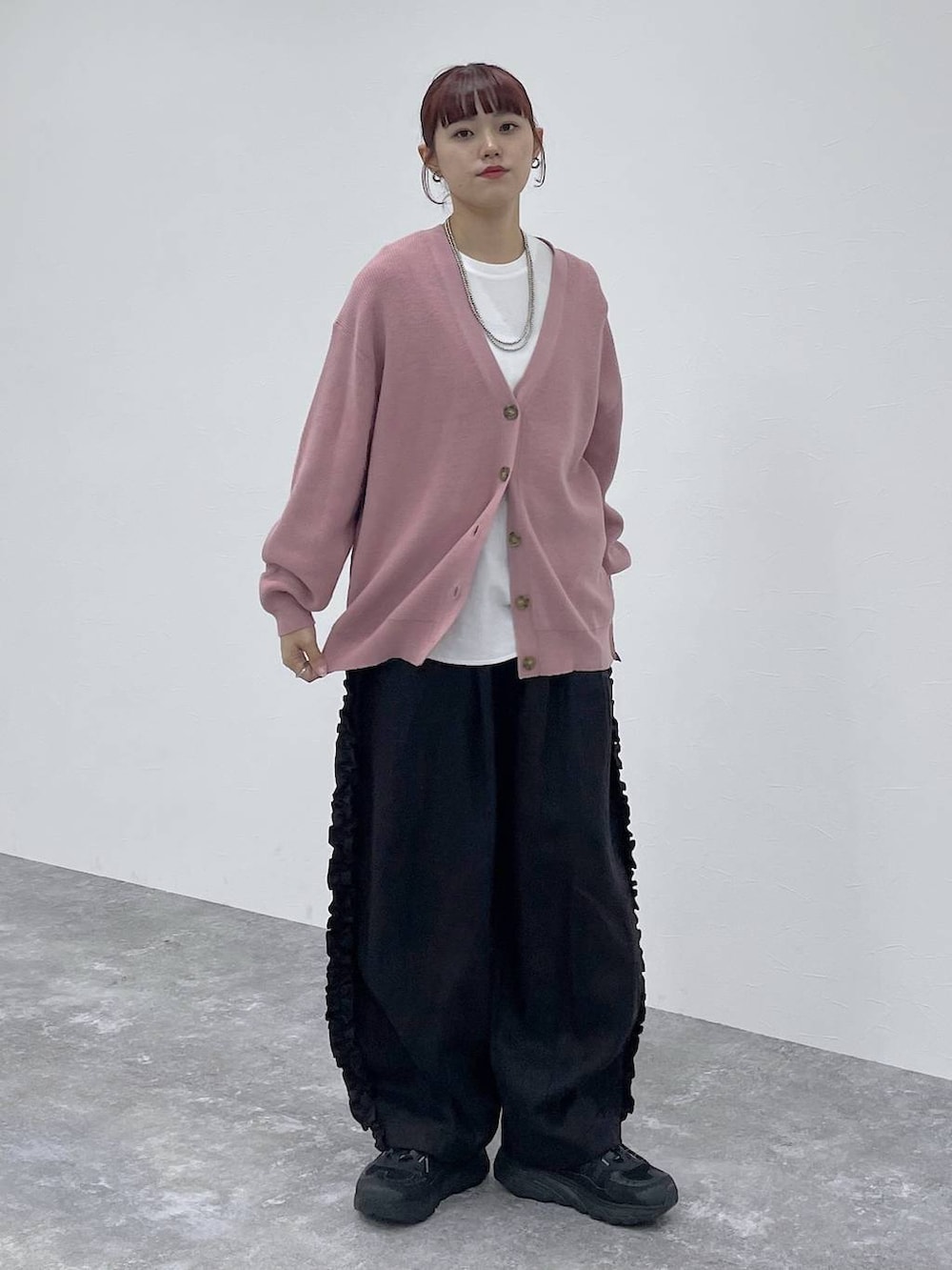 ホワイト系のTシャツ/カットソー、ピンク系のカーディガン/ボレロ、ブラック系のその他パンツを着用したレディースの秋コーディネートの5枚目の写真