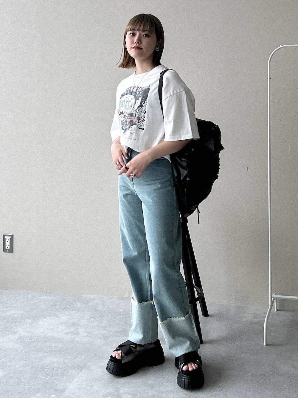 その他のスニーカー、ブラック系のショルダーバッグ、ホワイト系のTシャツ/カットソーを着用したレディースの春コーディネートの4枚目の写真