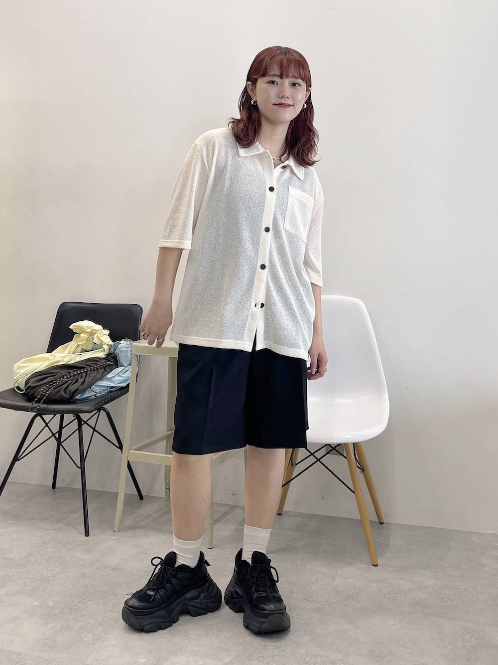 ブラック系のスニーカー、ブラック系のその他パンツ、ホワイト系のシャツ/ブラウスを着用したレディースの春コーディネートの4枚目の写真