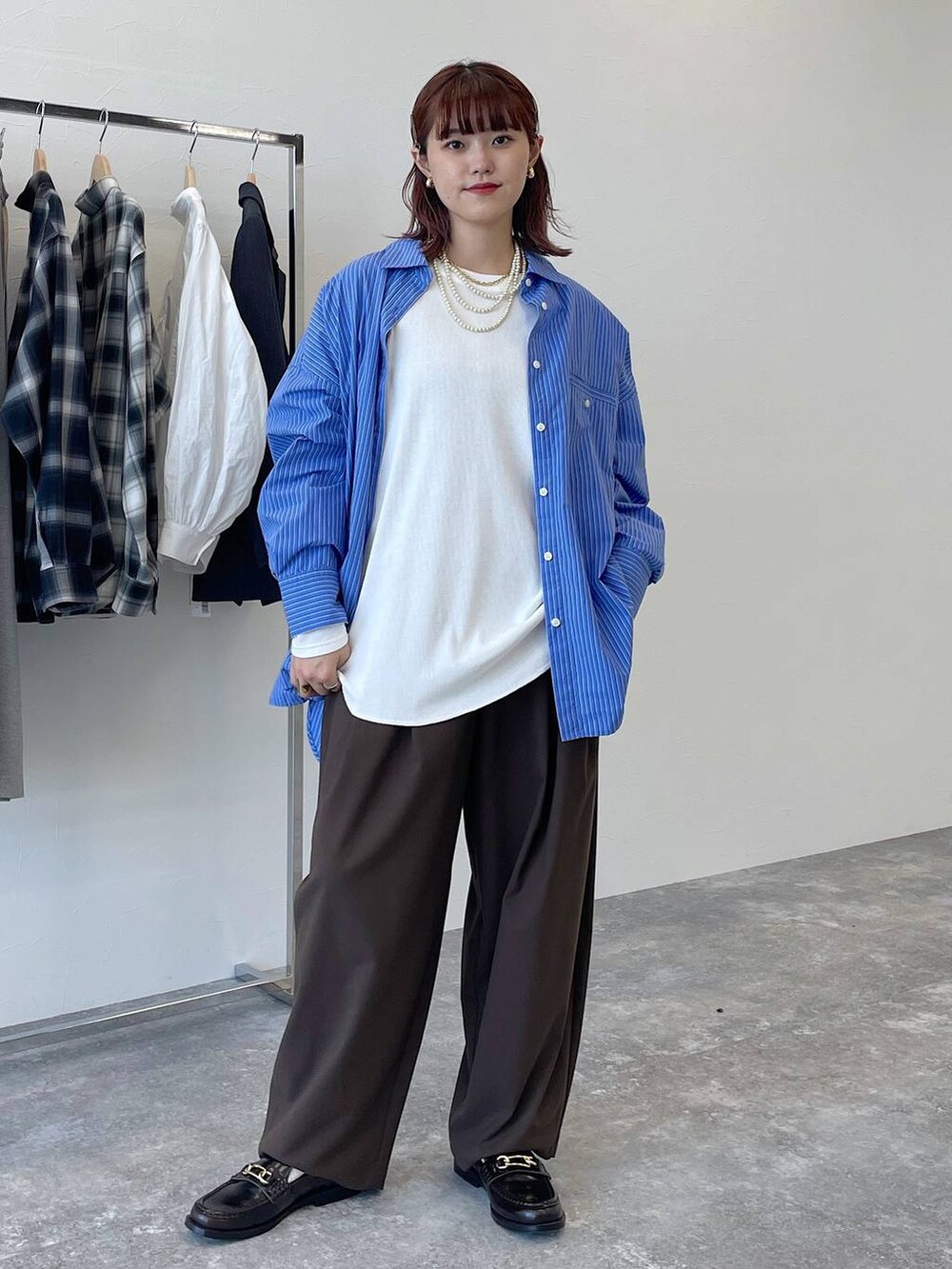 ブラウン系のその他パンツ、グレー系のTシャツ/カットソー、その他のシャツ/ブラウスを着用したレディースの秋コーディネートの2枚目の写真