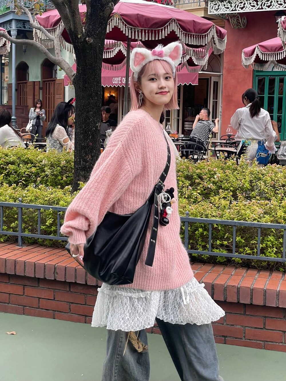ブルー系のデニムパンツ、ブラック系のボディバッグ/ウエストポーチ、イエロー系のブーツを着用したレディースの秋コーディネートの9枚目の写真