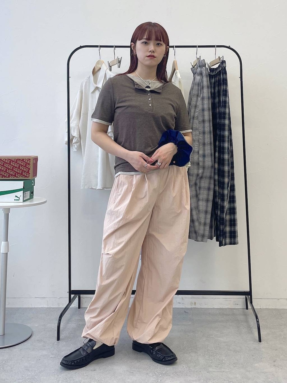 ピンク系のカーゴパンツを着用したレディースの春コーディネートの6枚目の写真