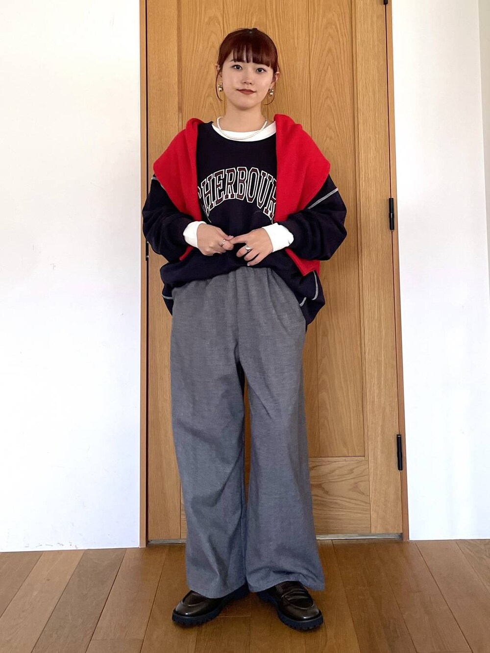 ブラウン系のローファー、レッド系のカーディガン/ボレロを着用したレディースの秋コーディネートの5枚目の写真