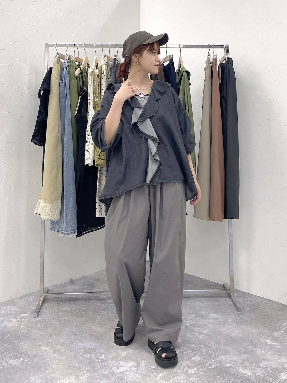 ブラック系のシャツ/ブラウス、ブラック系のサンダル、その他のタンクトップを着用したレディースの夏コーディネートの4枚目の写真