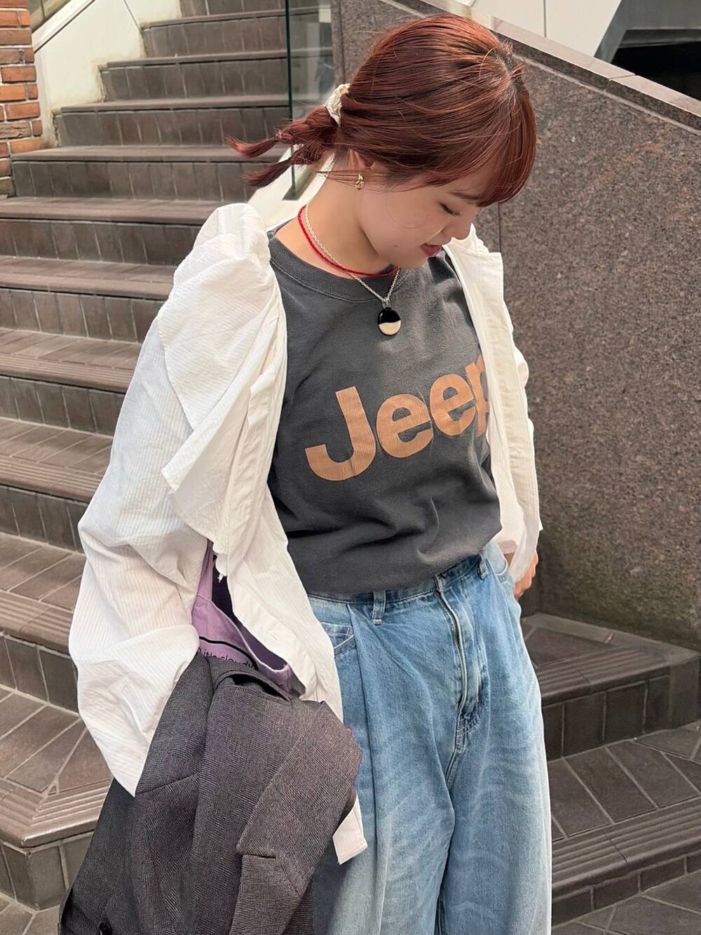 ブルー系のデニムパンツを着用したレディースの春コーディネートの3枚目の写真