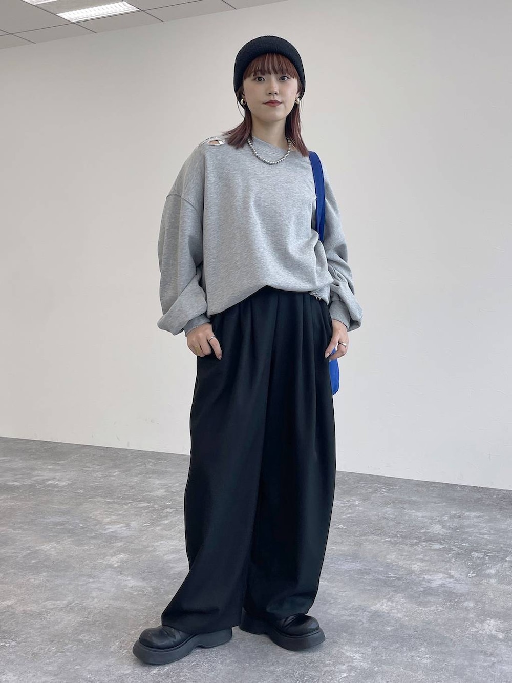 グレー系のスウェット、ブラック系のニットキャップ/ビーニーを着用したレディースの秋コーディネートの6枚目の写真