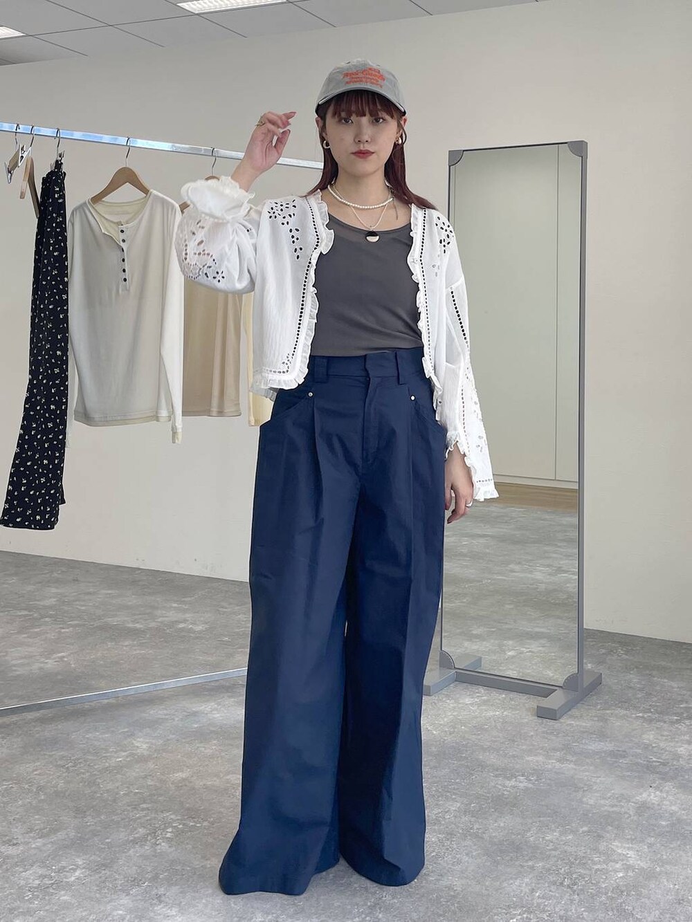 ホワイト系のシャツ/ブラウス、ブルー系のチノパンツを着用したレディースの春コーディネートの7枚目の写真