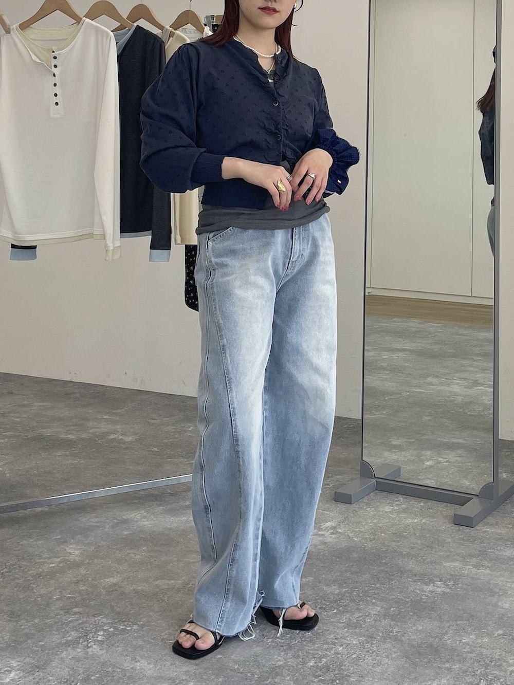 ブルー系のカーディガン/ボレロ、ブルー系のデニムパンツを着用したレディースの春コーディネートの5枚目の写真