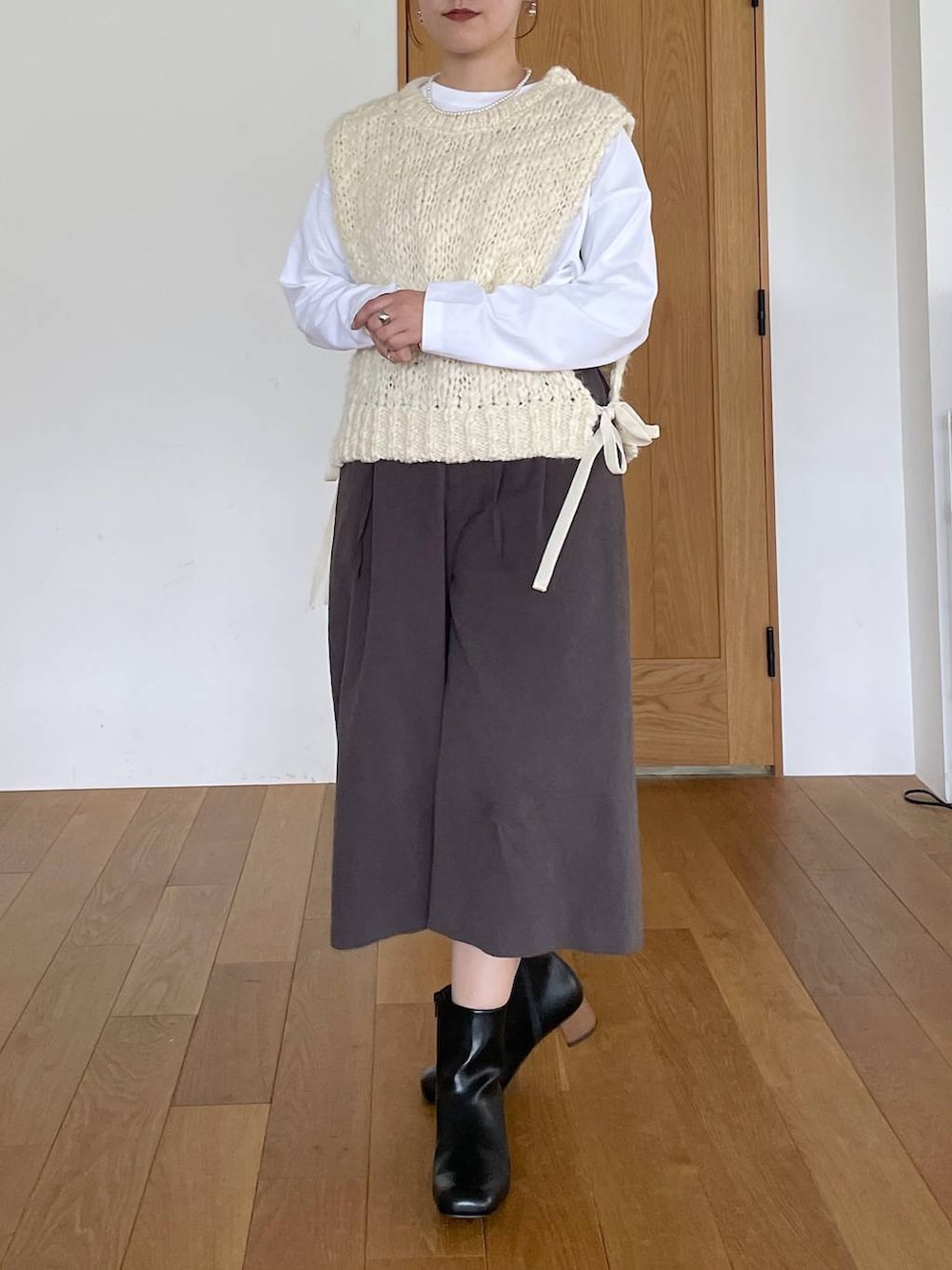 その他のTシャツ/カットソー、グレー系のその他パンツ、ホワイト系のベストを着用したレディースの秋コーディネートの6枚目の写真