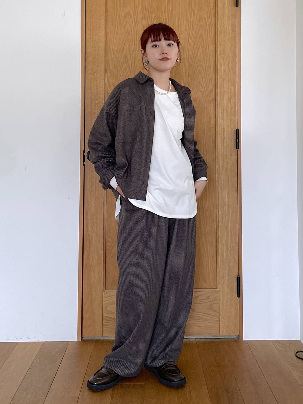 ブラウン系のローファー、その他のその他パンツを着用したレディースの秋コーディネートの5枚目の写真