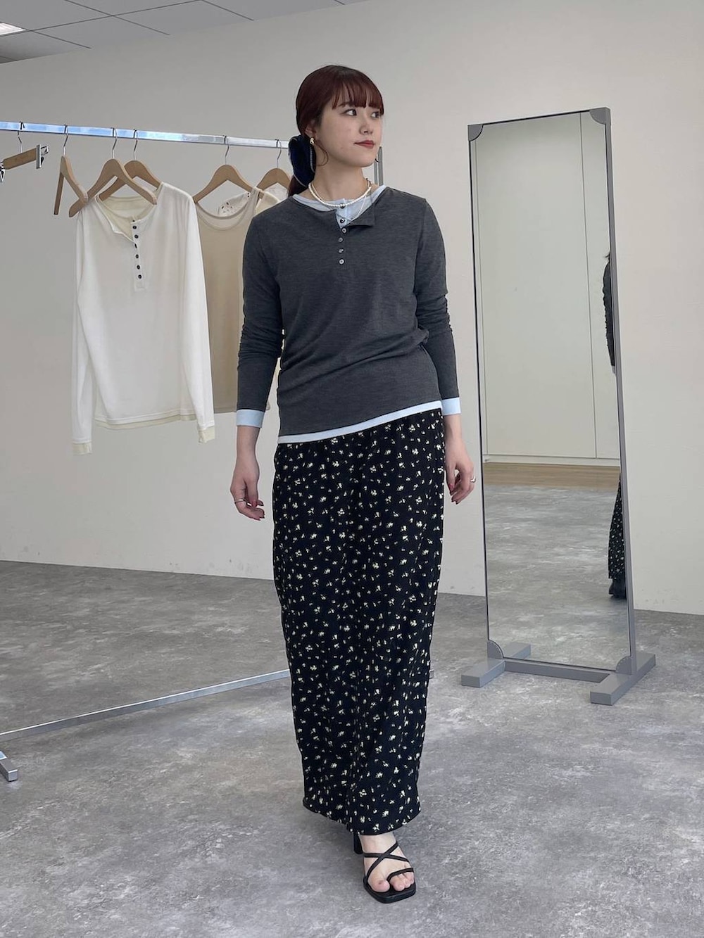 グレー系のTシャツ/カットソー、ブラック系のスカートを着用したレディースの春コーディネートの3枚目の写真