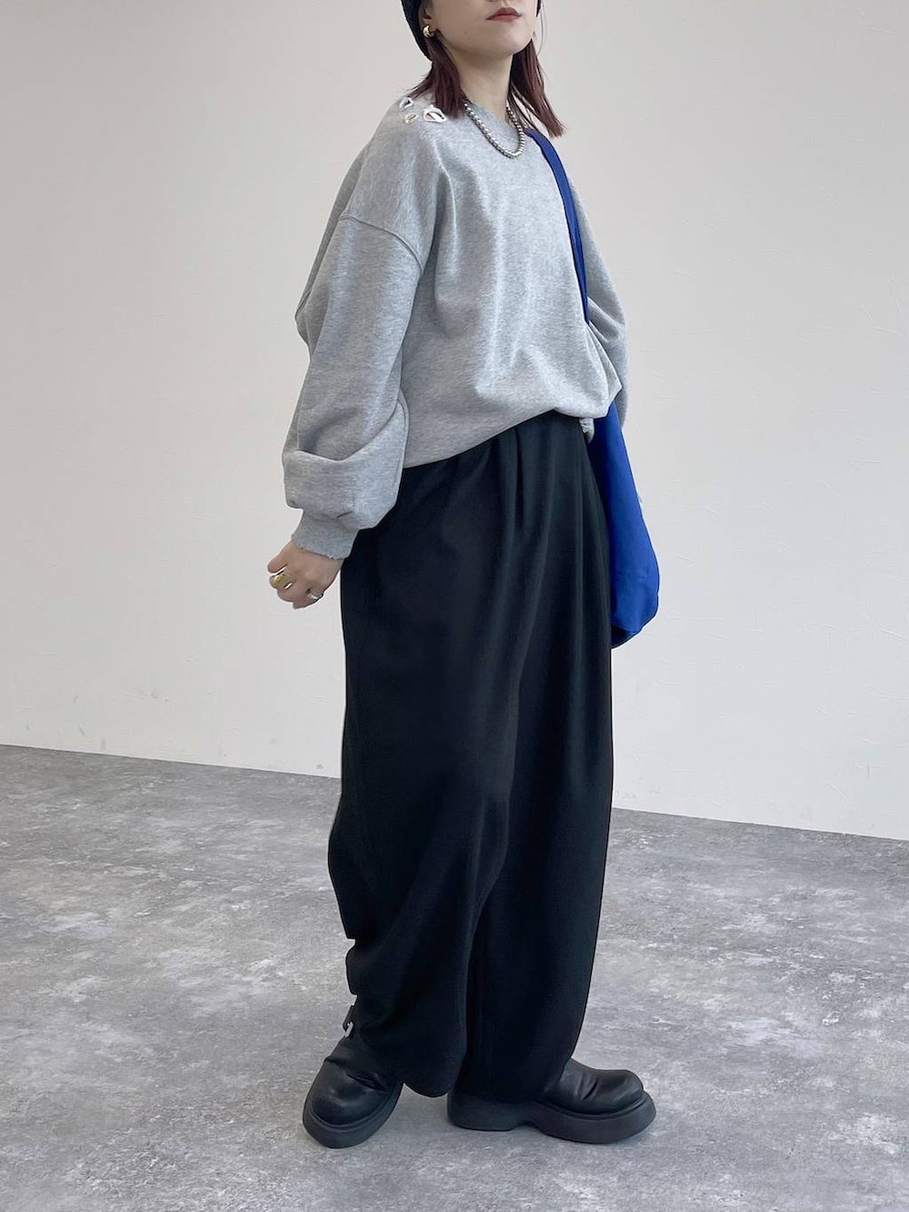 グレー系のスウェット、ブラック系のニットキャップ/ビーニーを着用したレディースの秋コーディネートの3枚目の写真