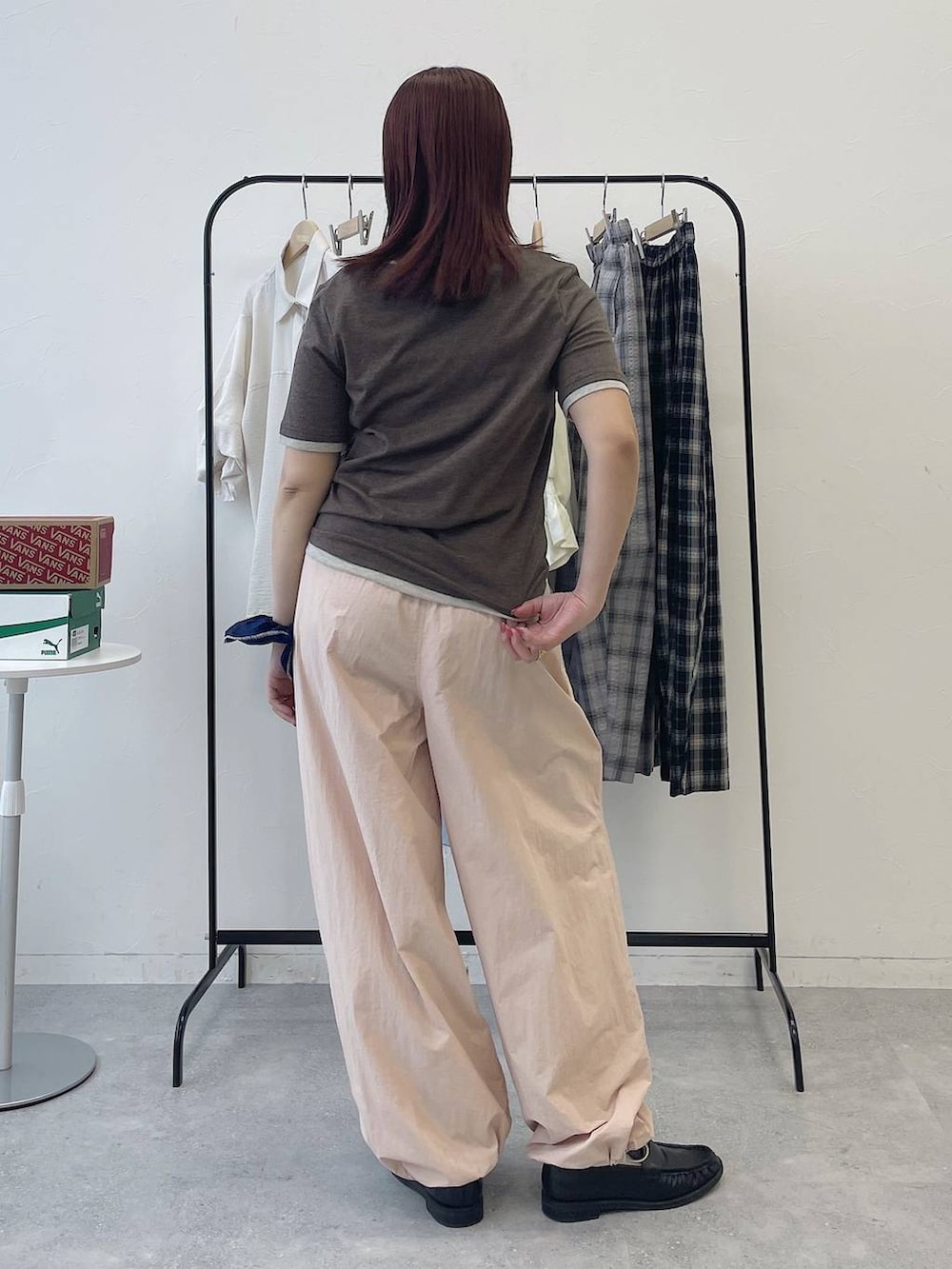 ピンク系のカーゴパンツを着用したレディースの春コーディネートの3枚目の写真