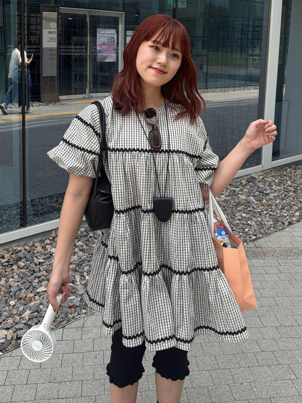 ブラック系のスニーカー、ブラック系のその他パンツ、ホワイト系のワンピースを着用したレディースの夏コーディネートの3枚目の写真