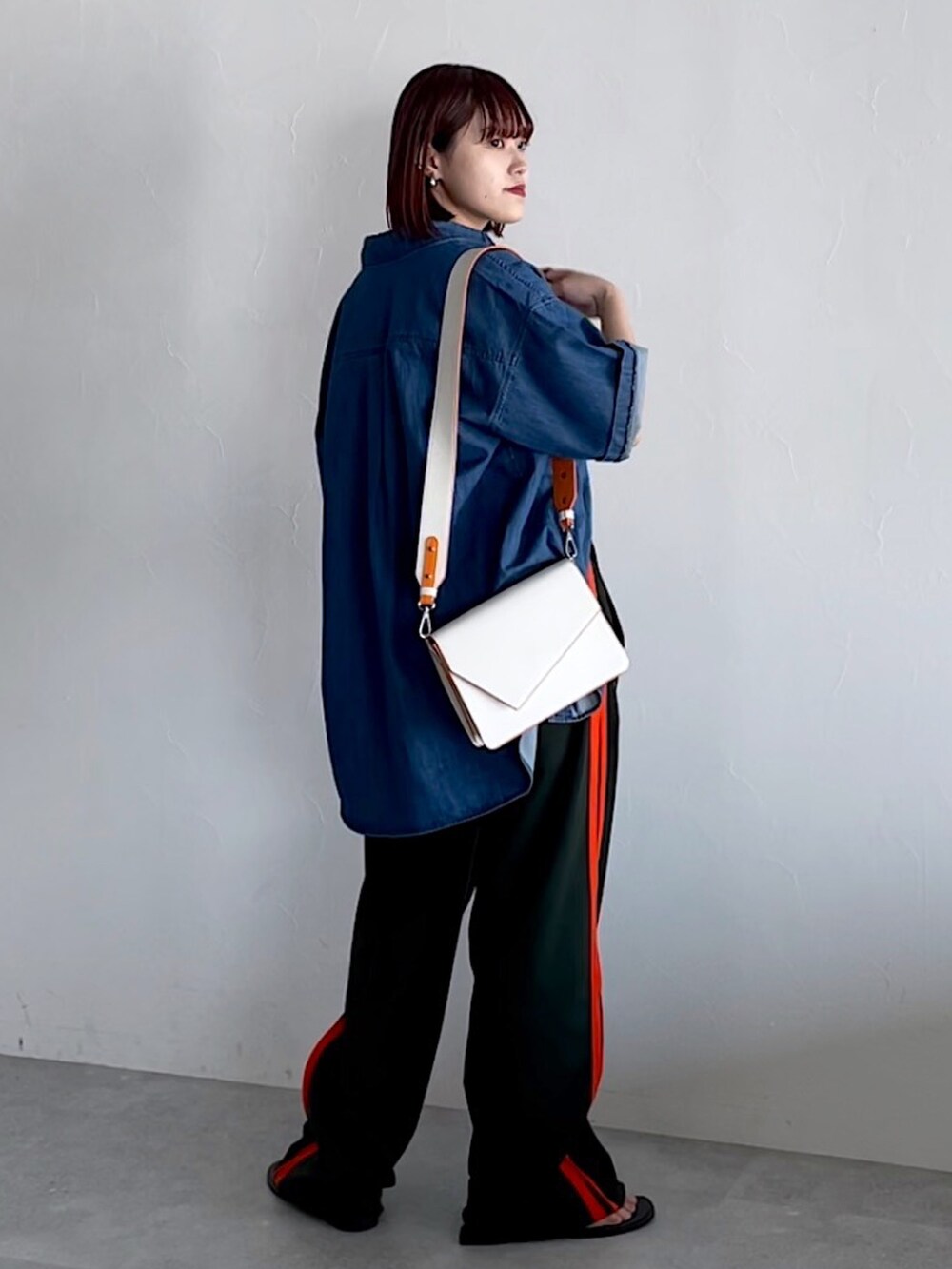 グリーン系のスウェットパンツ、ブルー系のシャツ/ブラウス、ベージュ系のタンクトップを着用したレディースの夏コーディネートの3枚目の写真