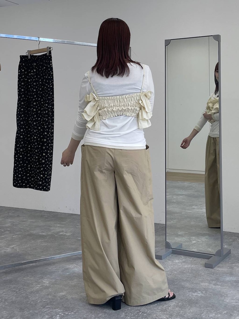 ホワイト系のTシャツ/カットソー、ホワイト系のキャミソール、ベージュ系のチノパンツを着用したレディースの春コーディネートの3枚目の写真