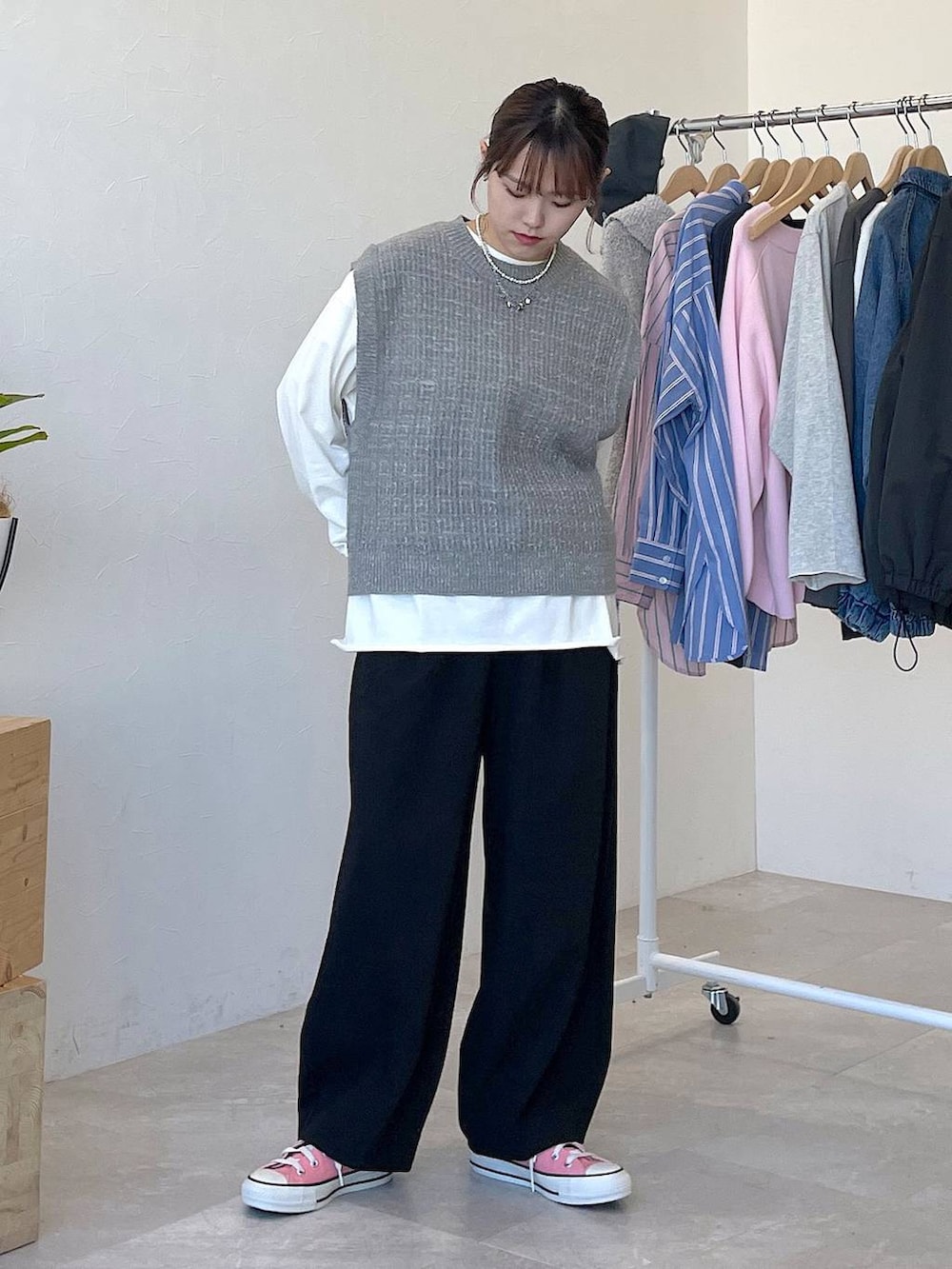ブラック系のその他パンツ、ホワイト系のTシャツ/カットソー、グレー系のベストを着用したレディースの冬コーディネートの7枚目の写真