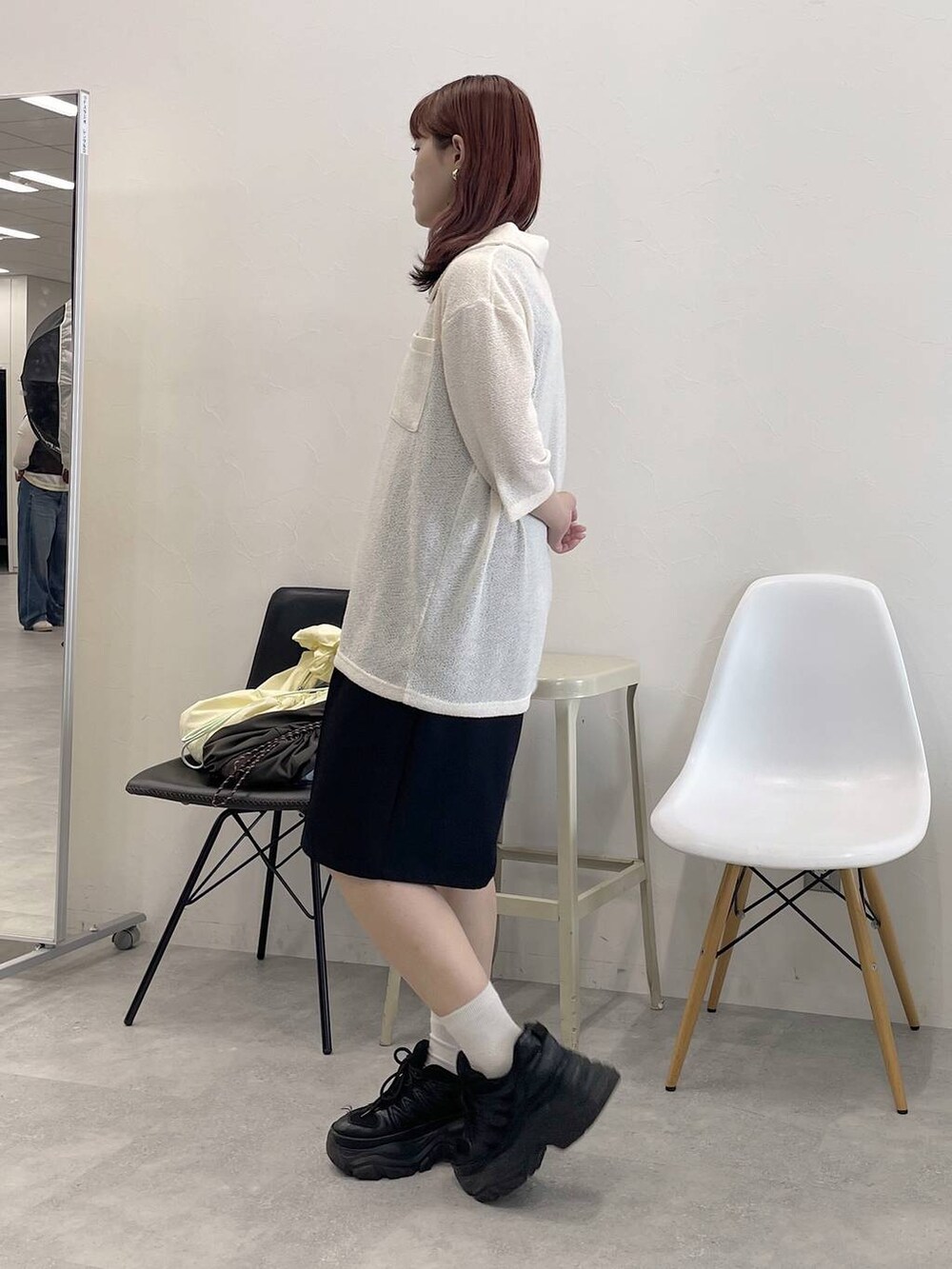 ブラック系のスニーカー、ブラック系のその他パンツ、ホワイト系のシャツ/ブラウスを着用したレディースの春コーディネートの6枚目の写真