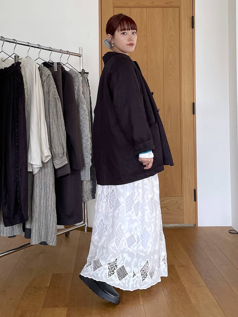 ブラック系のブーツ、その他のTシャツ/カットソー、ブルー系のニット/セーターを着用したレディースの秋コーディネートの3枚目の写真