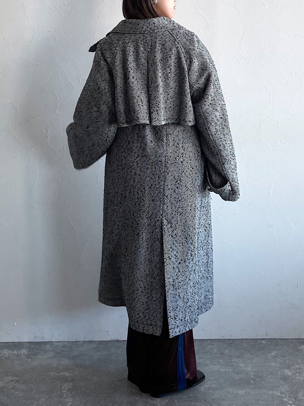 その他のジャケット/アウター、ブラウン系のその他パンツ、ブラック系のブーツを着用したレディースの秋コーディネートの3枚目の写真