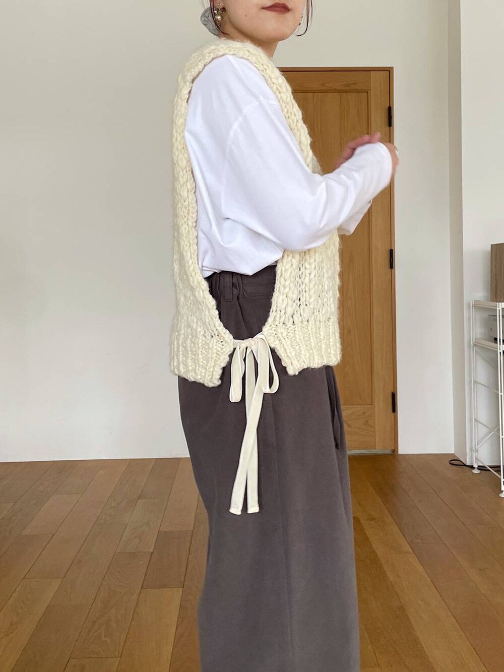 その他のTシャツ/カットソー、グレー系のその他パンツ、ホワイト系のベストを着用したレディースの秋コーディネートの7枚目の写真