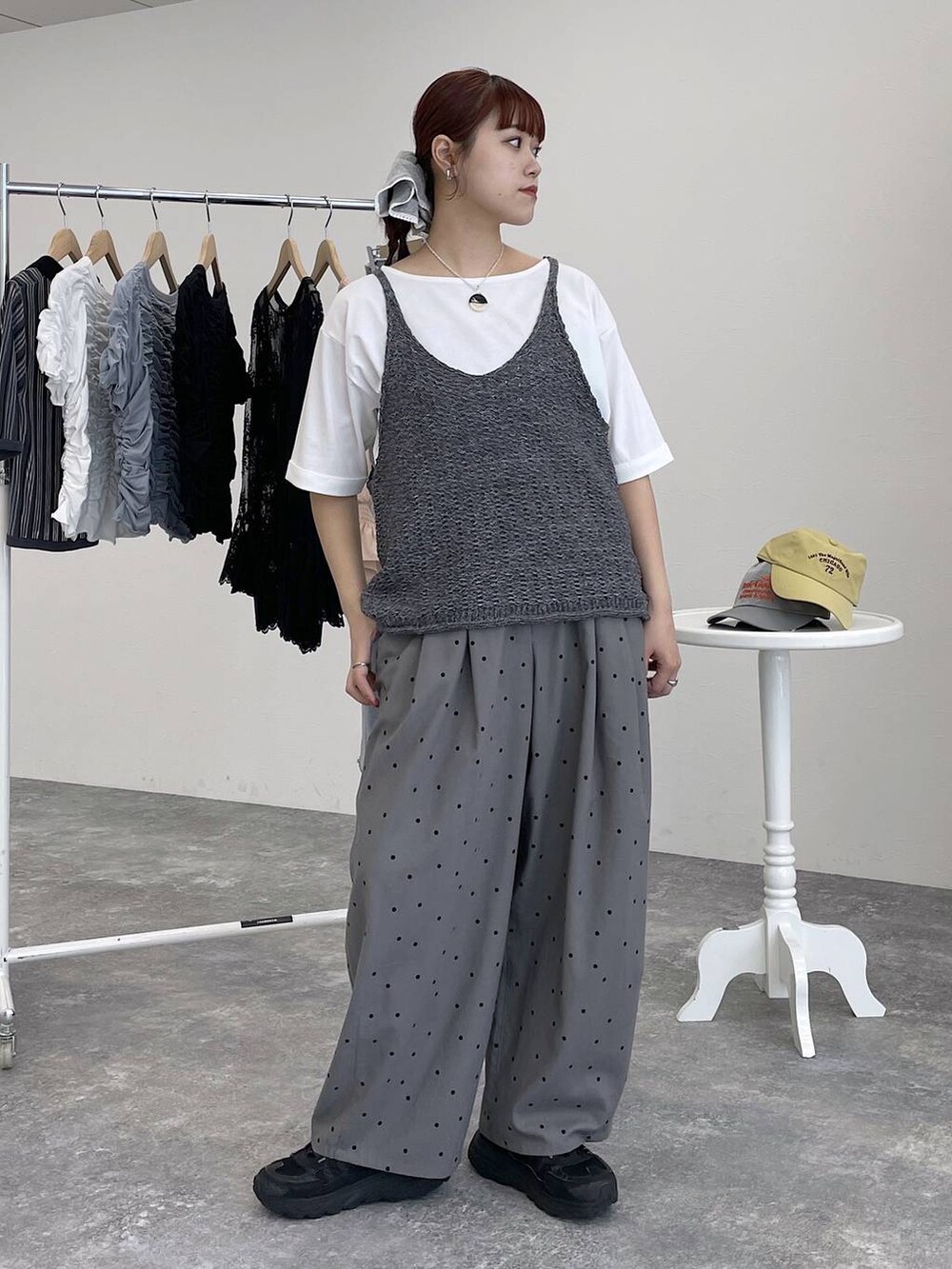 グレー系のベスト、ホワイト系のTシャツ/カットソーを着用したレディースの春コーディネートの5枚目の写真