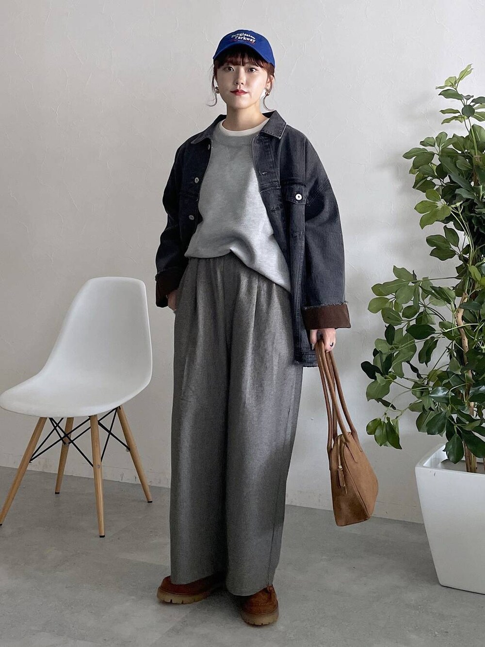 ブラック系のデニムジャケット、その他のその他パンツ、ホワイト系のTシャツ/カットソーを着用したレディースの秋コーディネートの5枚目の写真