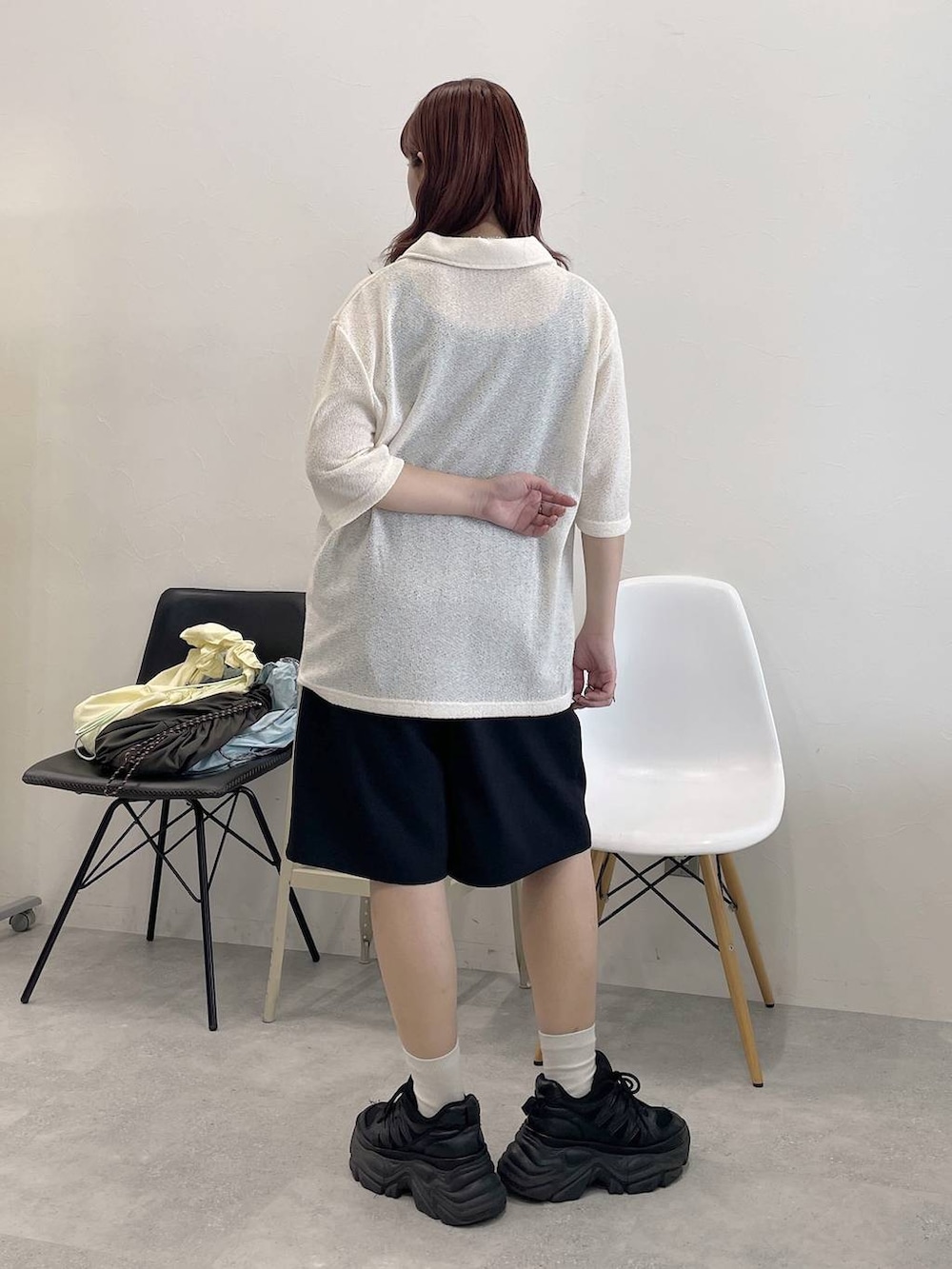 ブラック系のスニーカー、ブラック系のその他パンツ、ホワイト系のシャツ/ブラウスを着用したレディースの春コーディネートの3枚目の写真